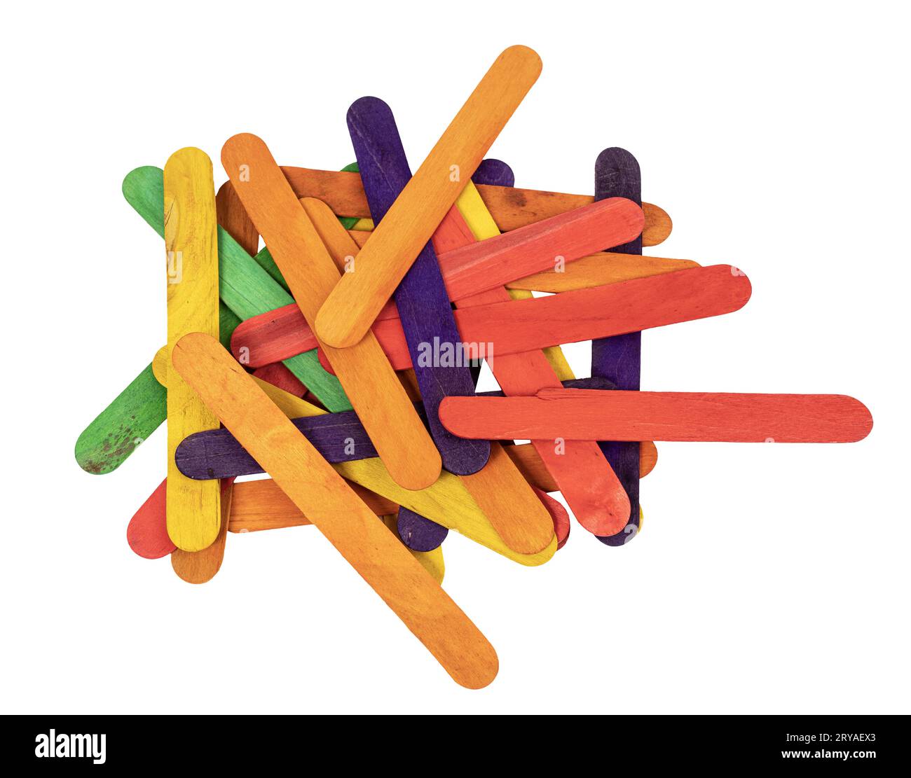Certaines lattes de bois colorés disposés sur une surface blanche Banque D'Images