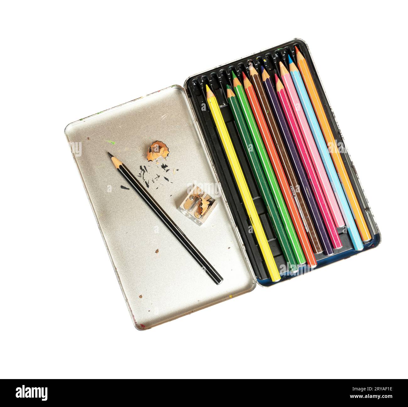 Une boîte de métal de crayons de couleur et un taille-crayon Banque D'Images