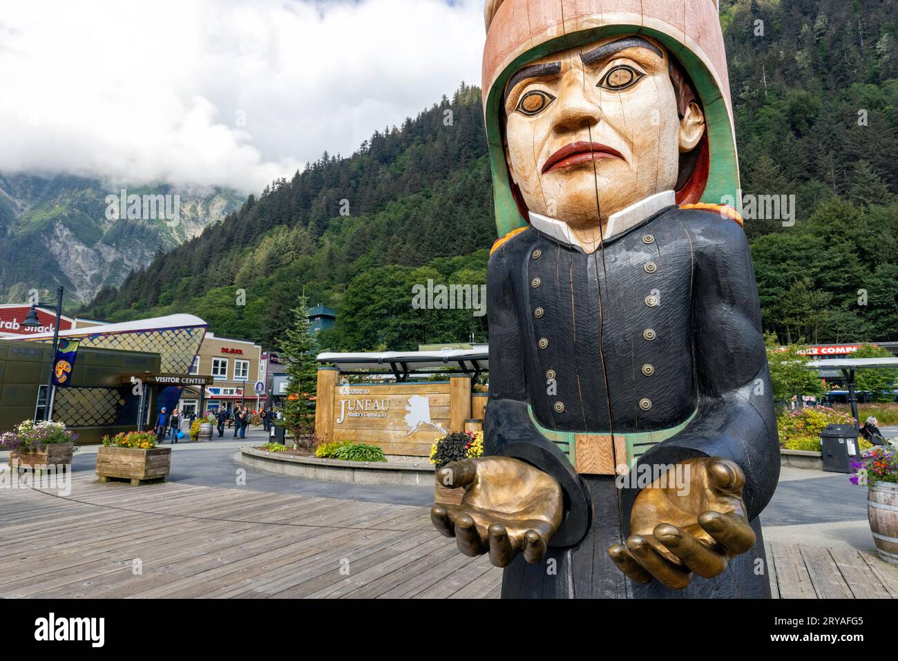 Totem poteau dans le secteur riverain du centre-ville de Juneau, Alaska, États-Unis Banque D'Images