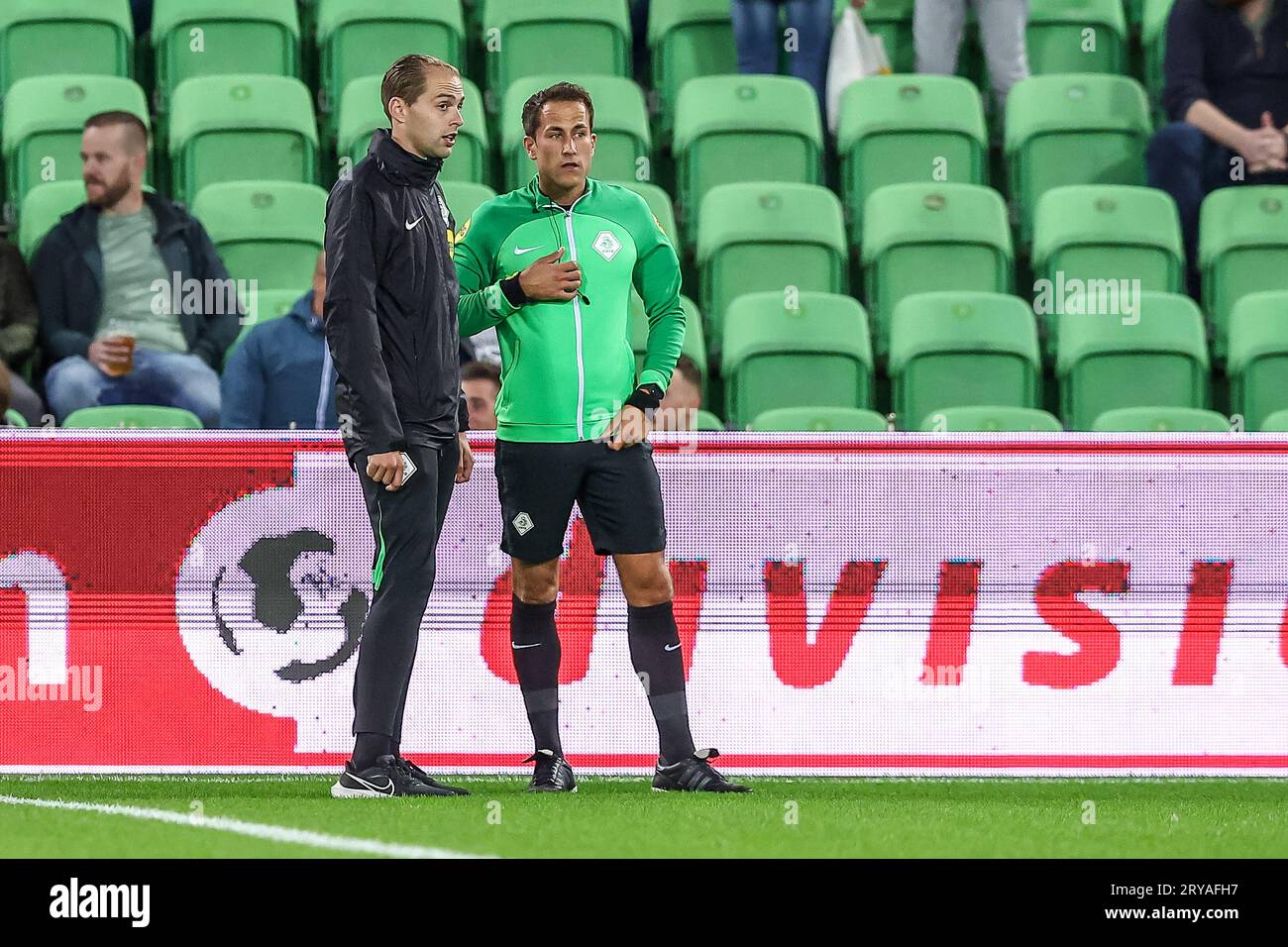 Groningen, pays-Bas. 29 septembre 2023. GRONINGEN, PAYS-BAS - SEPTEMBRE 29 : le 4e officiel Gerbert Stegeman et l'arbitre Martin Perez discutent ensemble lors du match néerlandais Keuken Kampioen Divisie entre le FC Groningen et le FC Den Bosch à Euroborg le 29 septembre 2023 à Groningen, pays-Bas (photo de Pieter van der Woude/ Orange Pictures) crédit : orange pics BV/Alamy Live News Banque D'Images