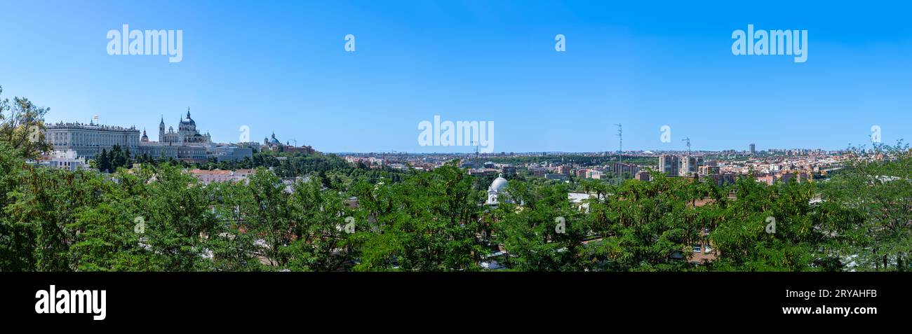 MADRID, ESPAGNE - 8 JUILLET 2023 : vue panoramique du paysage urbain depuis le Mirador de la Cornisa del Palacio Real à Madrid, Espagne le 8 juillet 2023 Banque D'Images