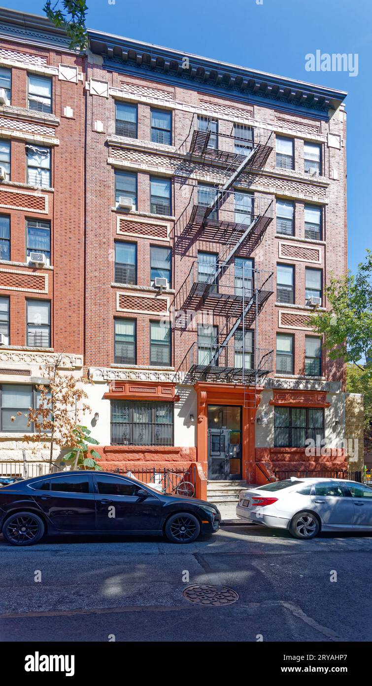 271 et 273 West 150th Street, Harlem, sont des immeubles de cinq étages en briques rouges conçus par Emery Roth et construits en 1910. Banque D'Images