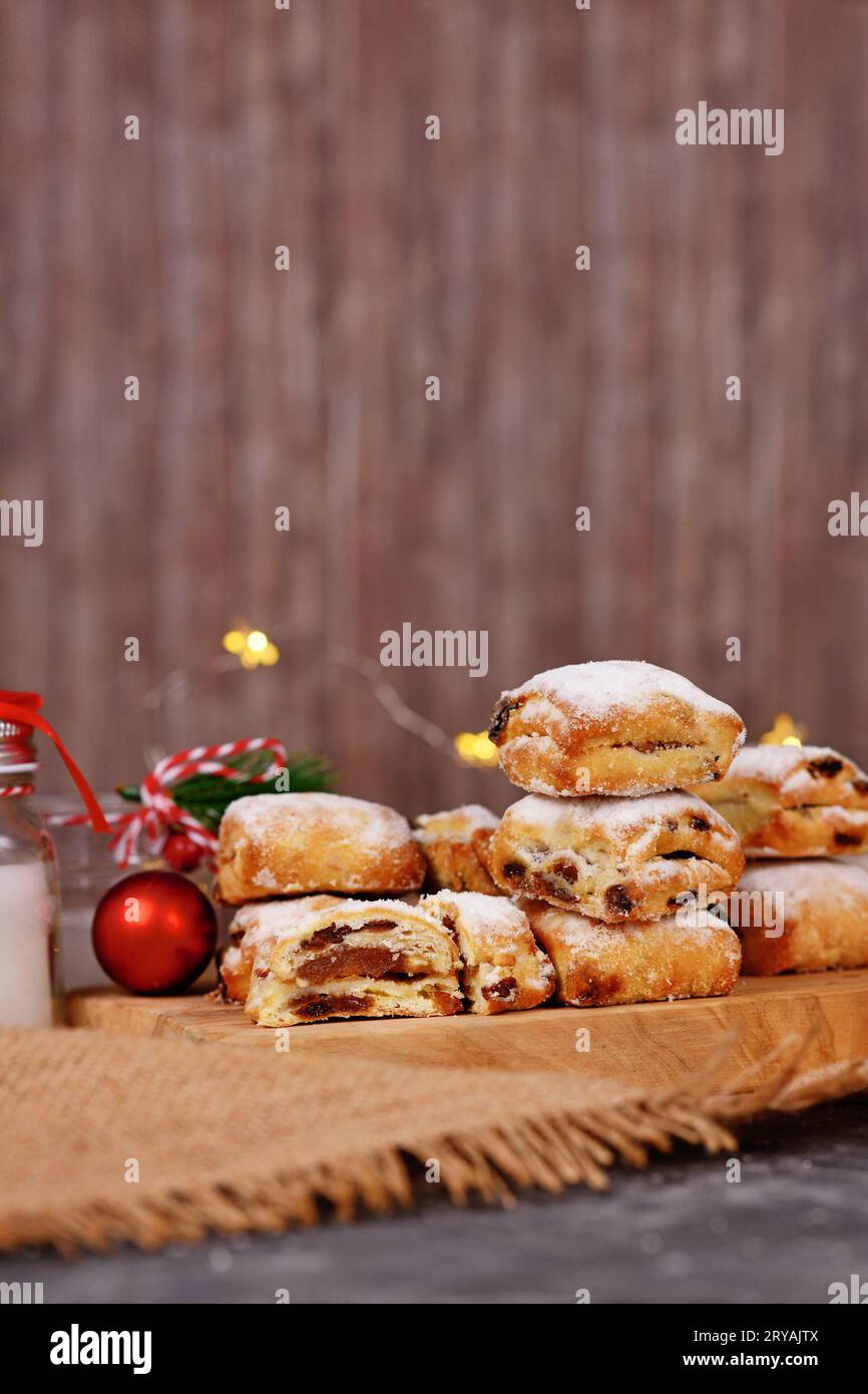 Petits morceaux de gâteau Stollen, un pain de fruits allemand avec des noix, des épices et des fruits secs avec du sucre en poudre traditionnellement servi pendant la période de Noël Banque D'Images