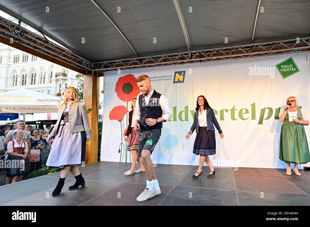 Vienne, Autriche. 28 septembre 2023. Défilé de mode costumé traditionnel sur la place de la mairie de Vienne Banque D'Images