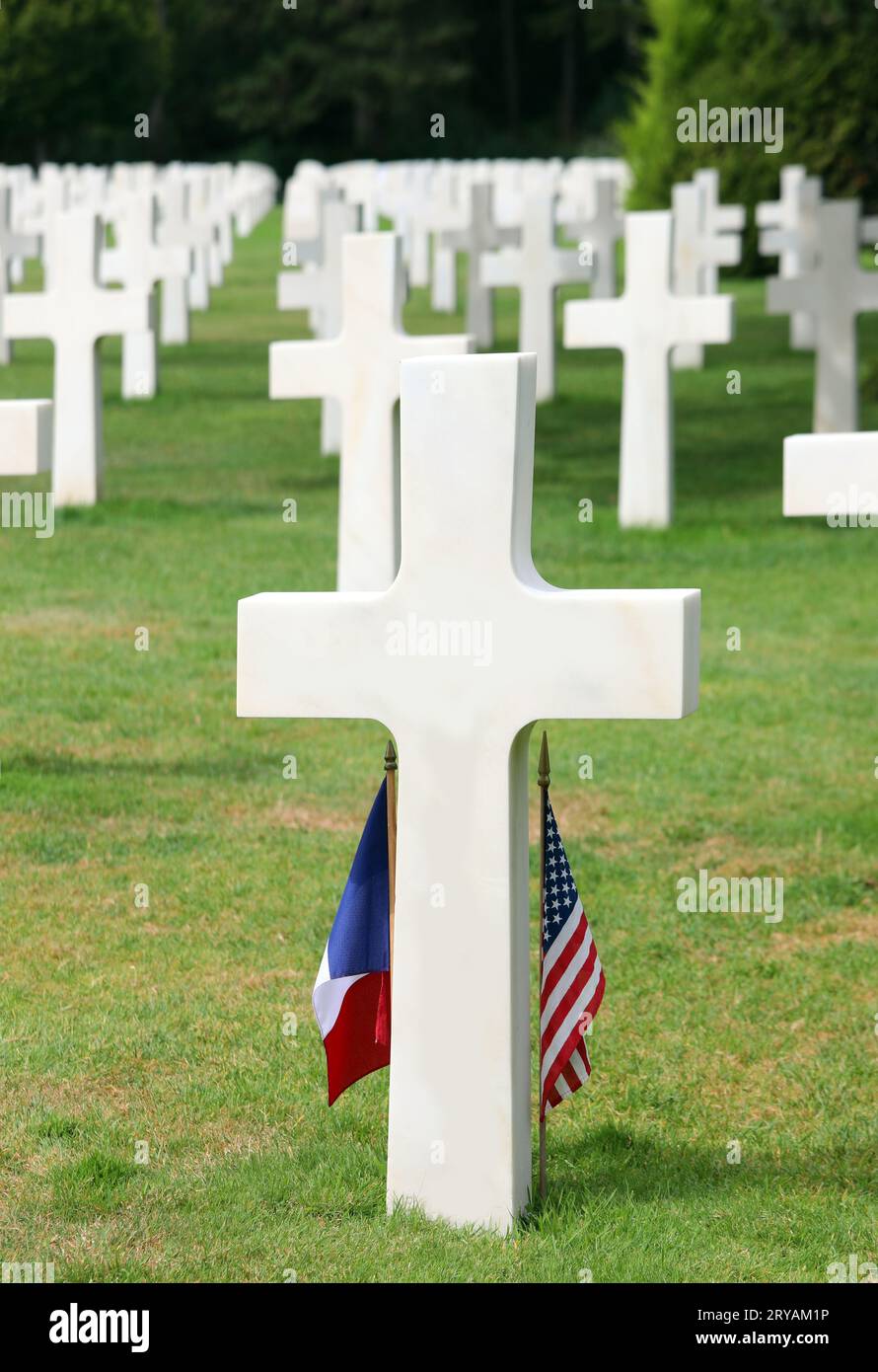 Colleville-sur-Mer, FRA, France - 21 août 2022 : mémoire militaire américaine avec des croix blanches sur des tombes et des drapeaux des États-Unis et de la France Banque D'Images