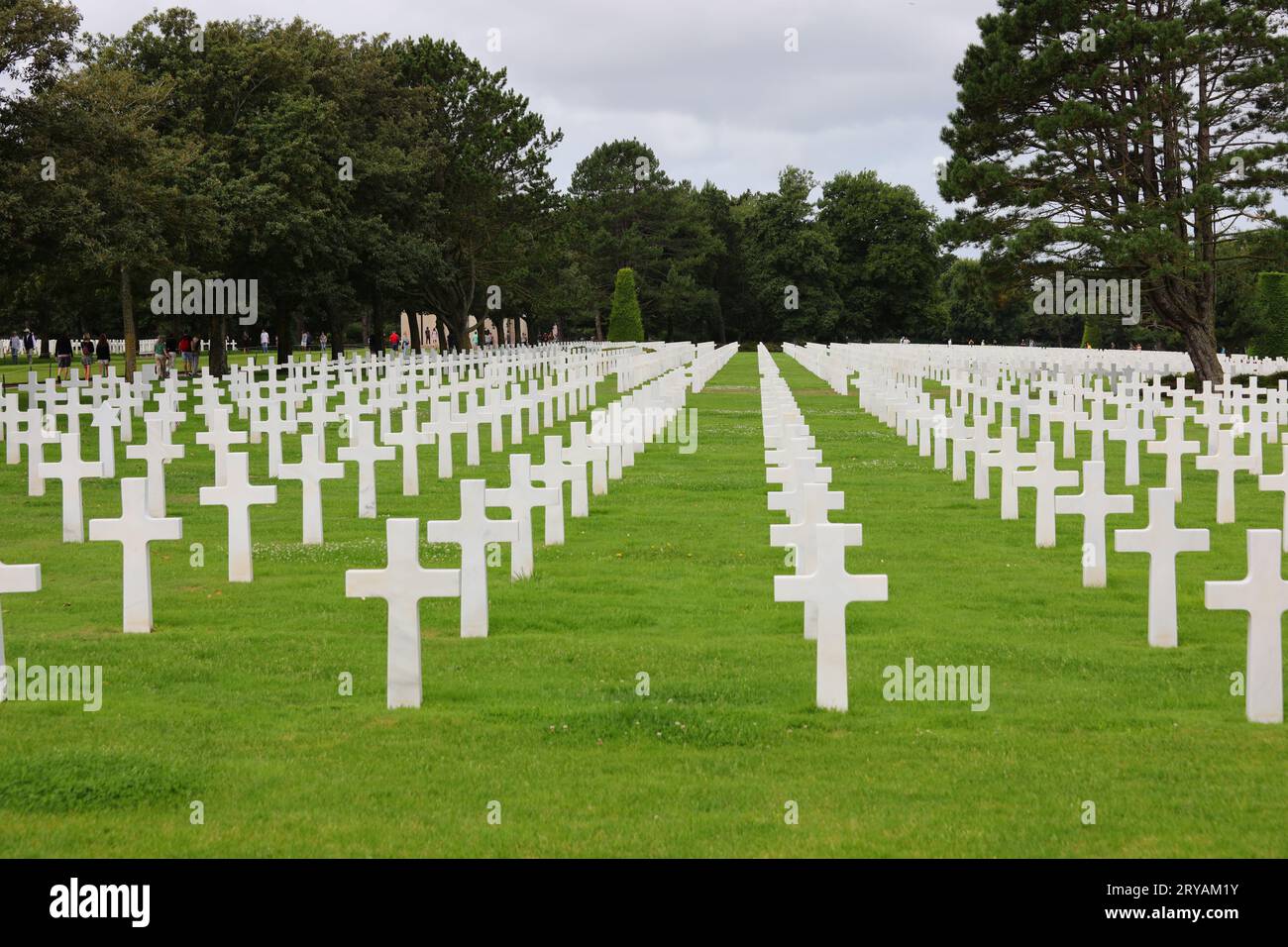 Colleville-sur-Mer, FRA, France - 21 août 2022 : Cimetière militaire américain et croix blanches sur les tombes des soldats Banque D'Images