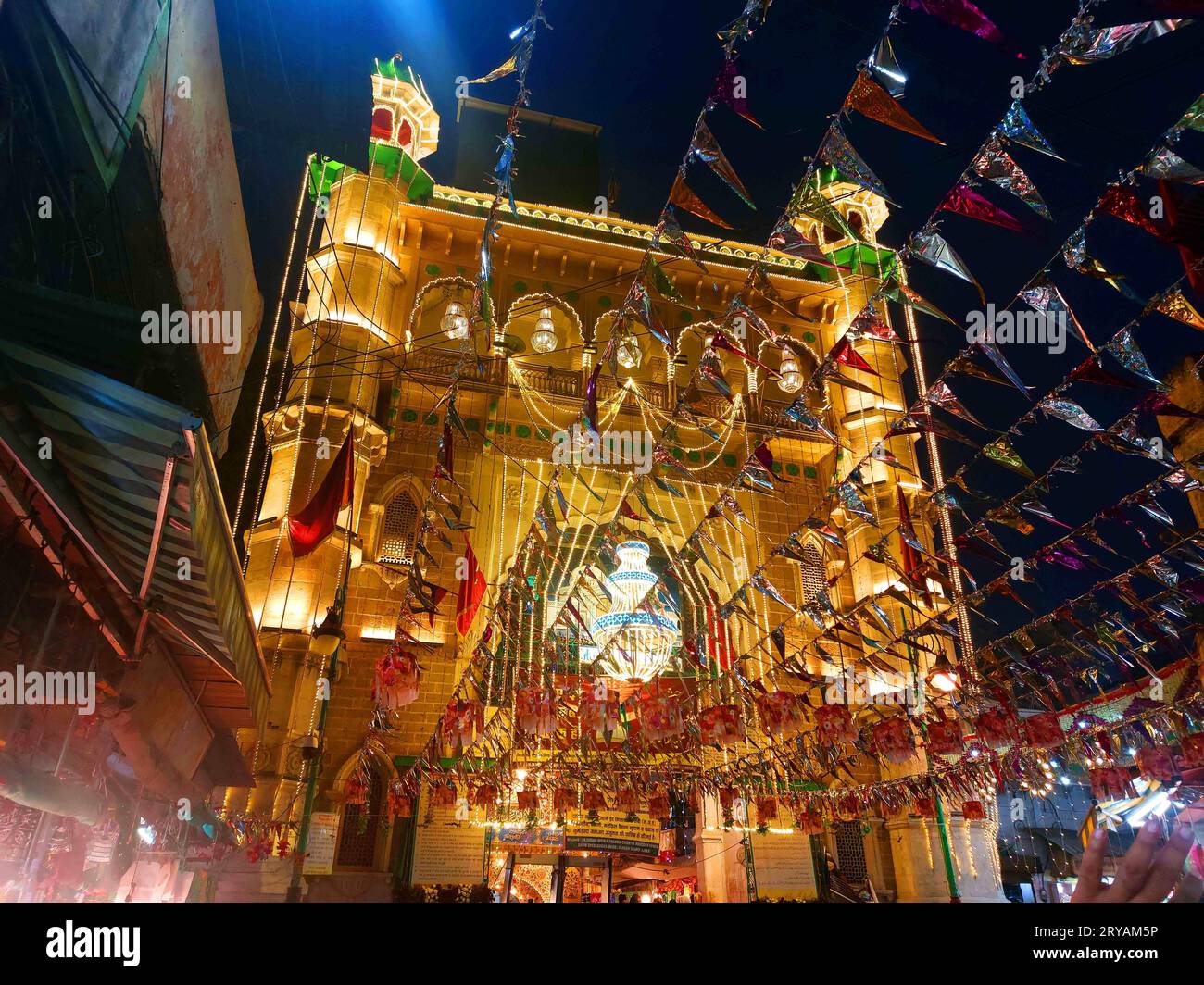 Ajmer, Inde. 30 septembre 2023. Vue du sanctuaire illuminé du saint Soufi Hazrat Khwaja Moinuddin Chishti avant le festival Eid-e-Milad-un-Nabi à Ajmer, Rajasthan, Inde, le 27 septembre 2023. Photo de ABACAPRESS.COM crédit : Abaca Press/Alamy Live News Banque D'Images