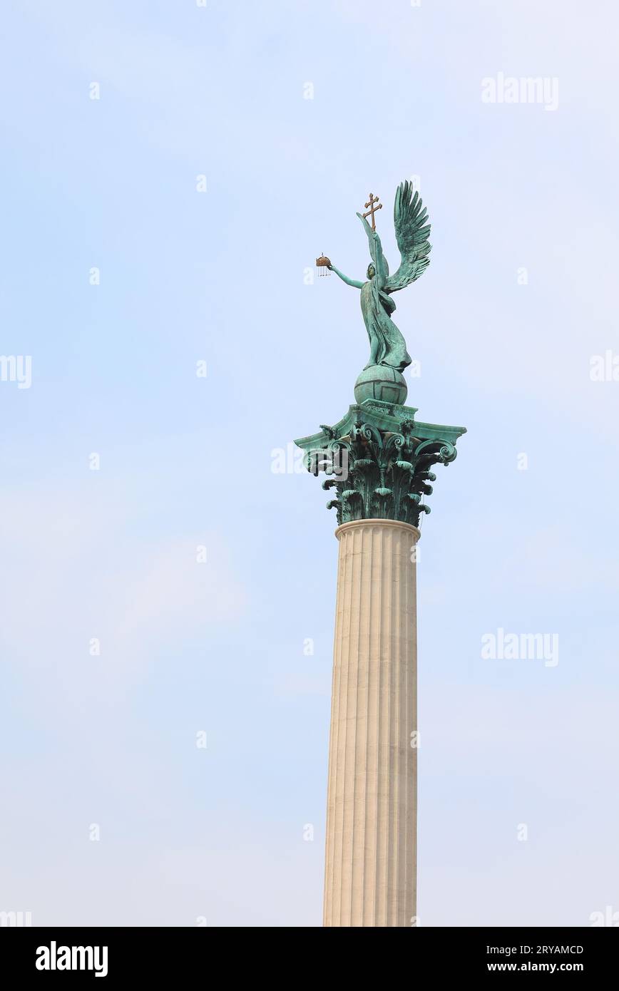 Budapest, B, Hongrie - 18 août 2023 : Statue de l'Archange Gabriel sur la place de l'Hérode dans la coloumne Banque D'Images