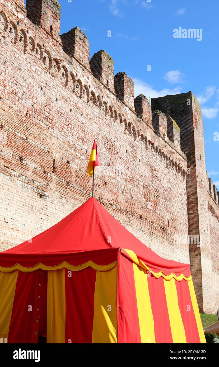 Cittadella, PD, Italie - 24 septembre 2023 : anciens murs de la ville et tente de camp de soldats rouges et jaunes Banque D'Images