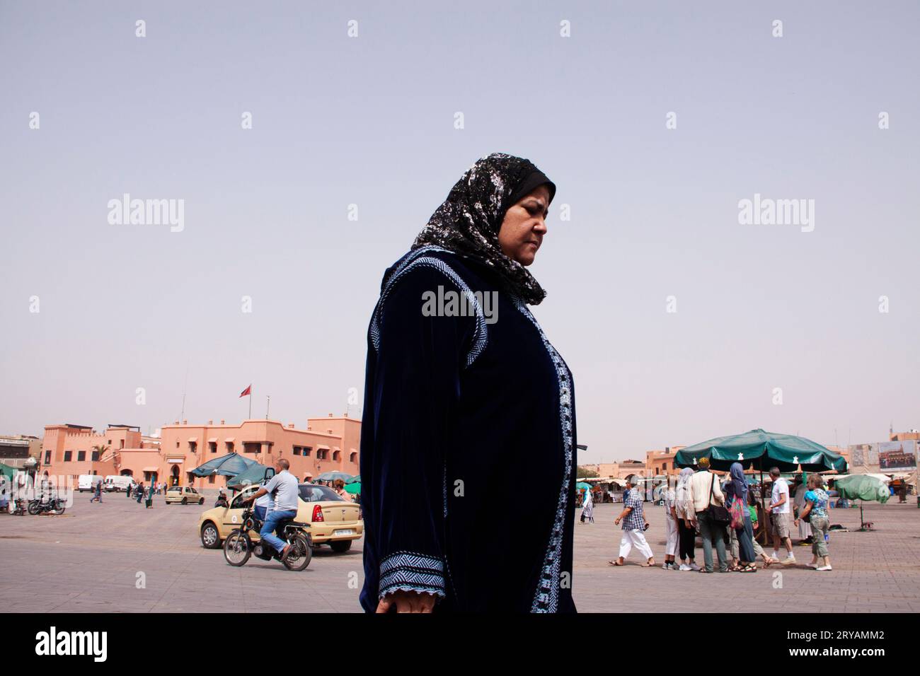 Vue au niveau du sol de la place Jemaa el-Fnaa Marrakech Maroc Mars 2012 Banque D'Images