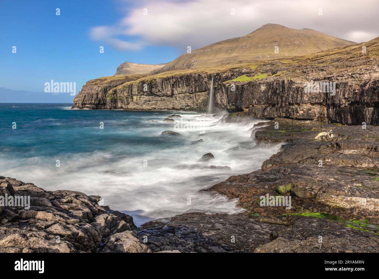 La cascade de Molin Beach sur Streymoy près du village de Eiði, dans les îles Féroé Banque D'Images