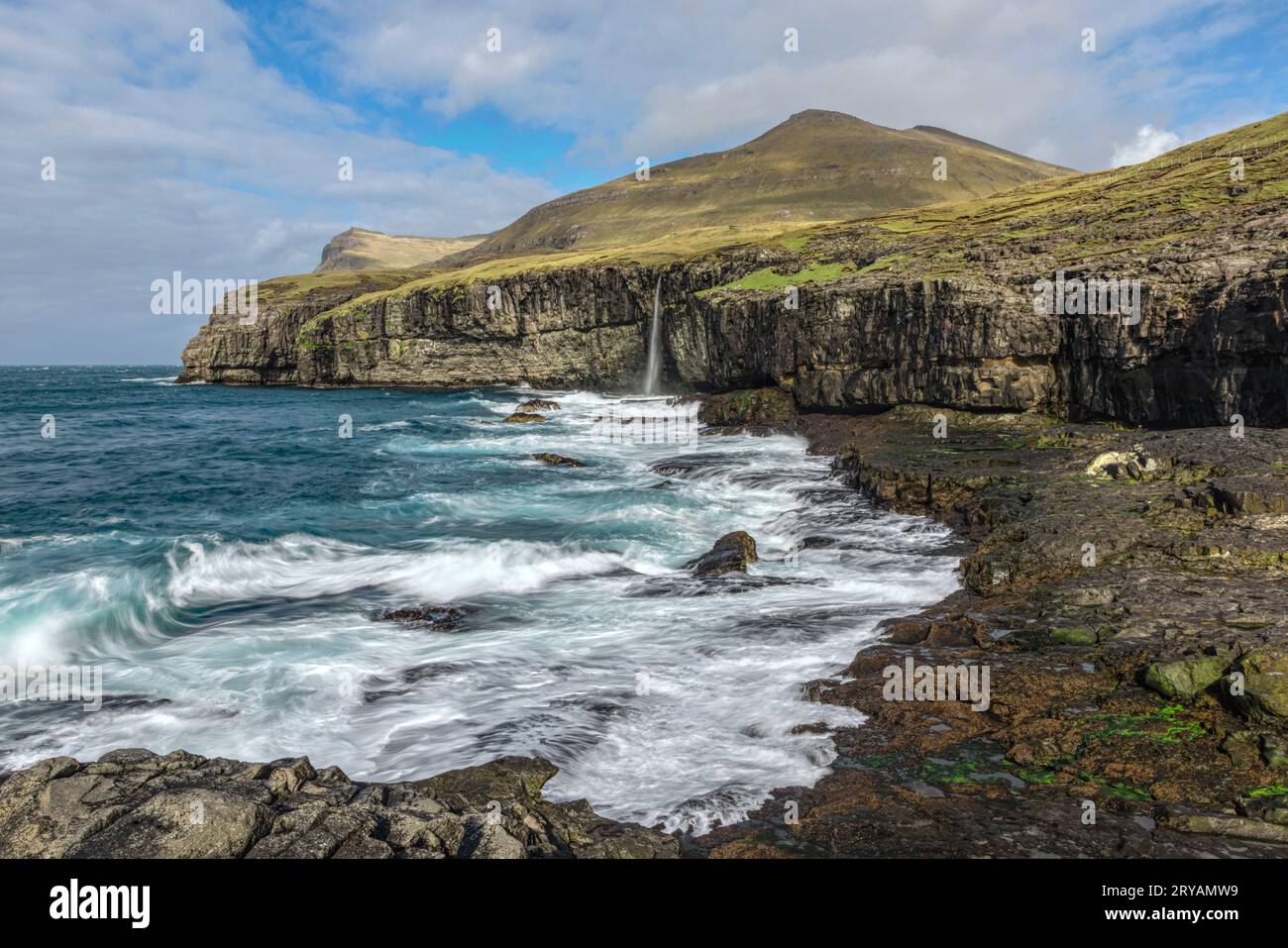 La cascade de Molin Beach sur Streymoy près du village de Eiði, dans les îles Féroé Banque D'Images