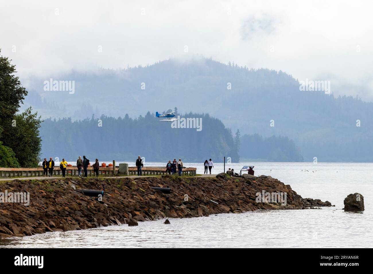 Touristes sur le Hoonah Veterans Memorial Sea Walk - Icy Strait point, Hoonah, Alaska, États-Unis Banque D'Images