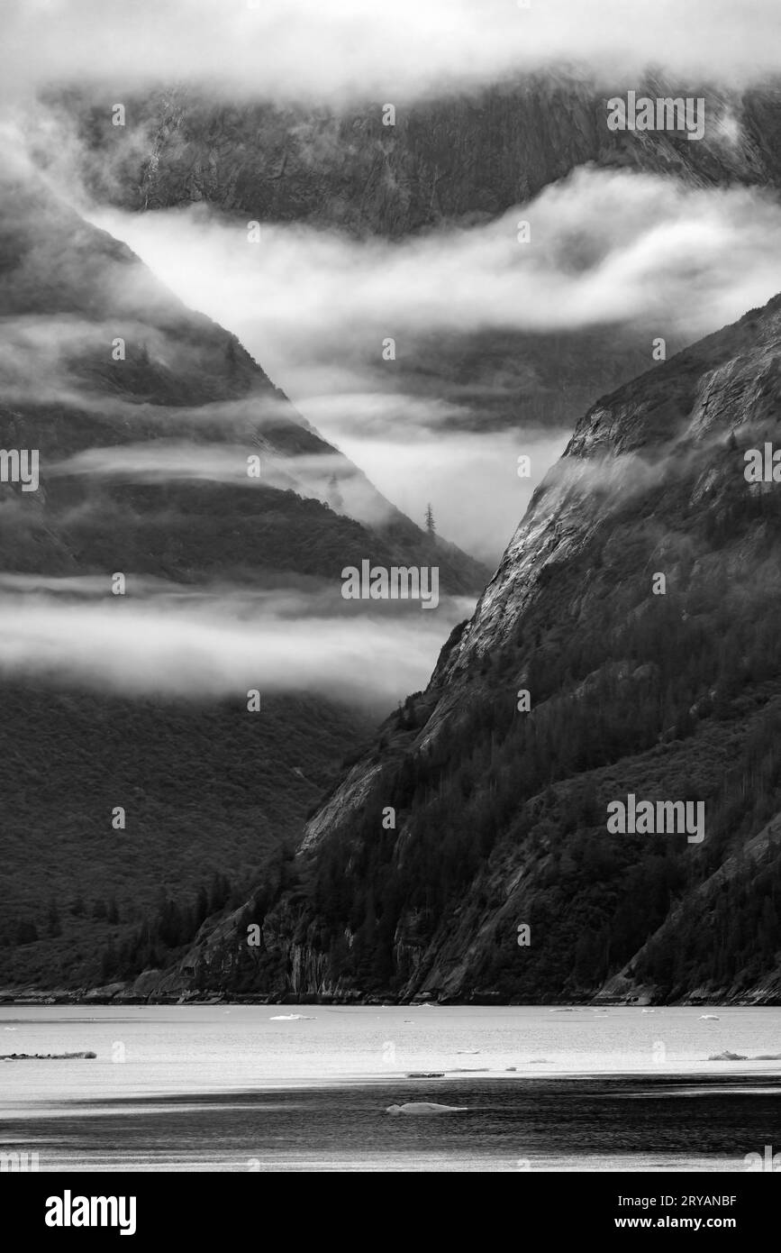 Paysage brumeux spectaculaire dans le fjord de Tracy Arm près de Juneau, Alaska, États-Unis [B&W] Banque D'Images