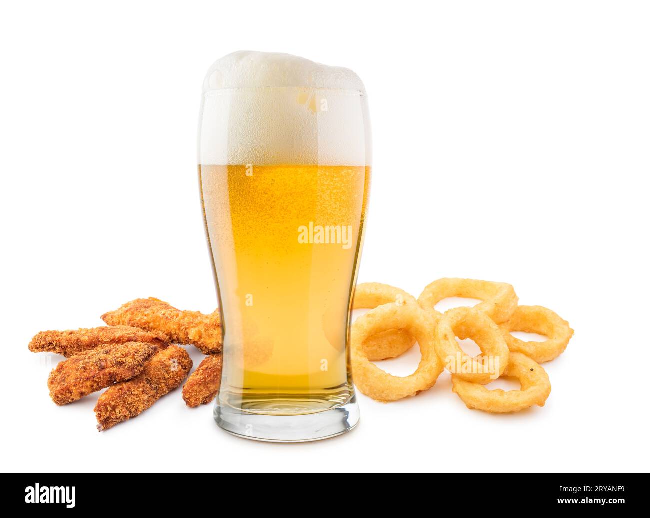 Verre de bière blonde avec des rondelles d'oignon et des croqueries sur fond blanc. Banque D'Images