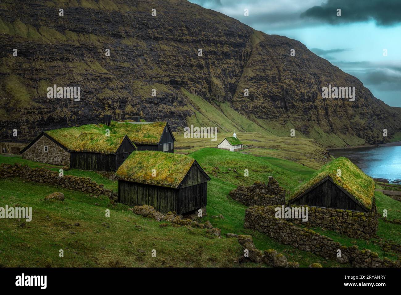 Saksun est un village raditionnel des îles Féroé avec des maisons de gazon sur l'île Streymoy dans les îles Féroé Banque D'Images