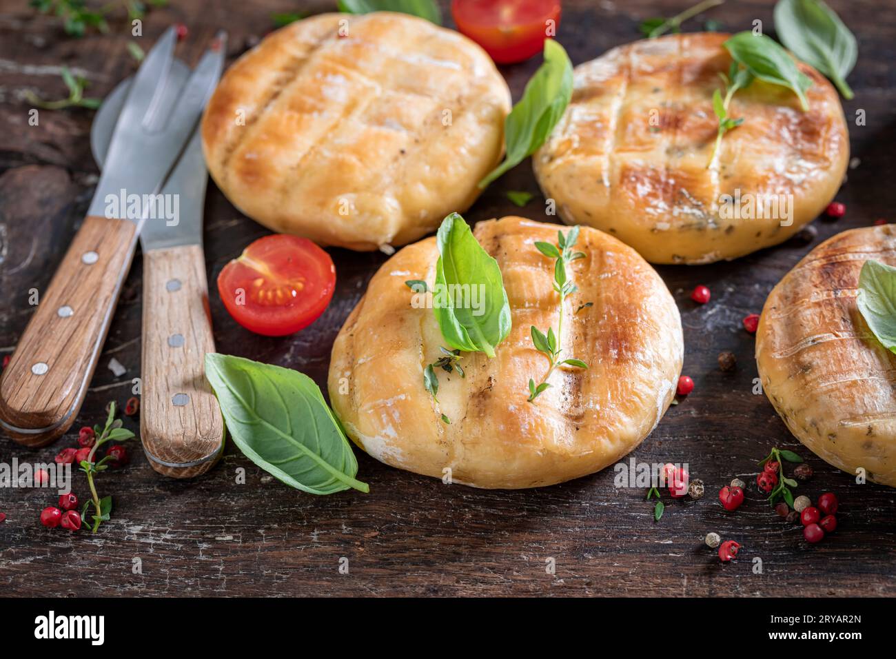 Délicieux fromage halloumi rôti à la texture caoutchouteuse et au goût salé. Fromage grillé croustillant aux herbes et au poivre. Banque D'Images