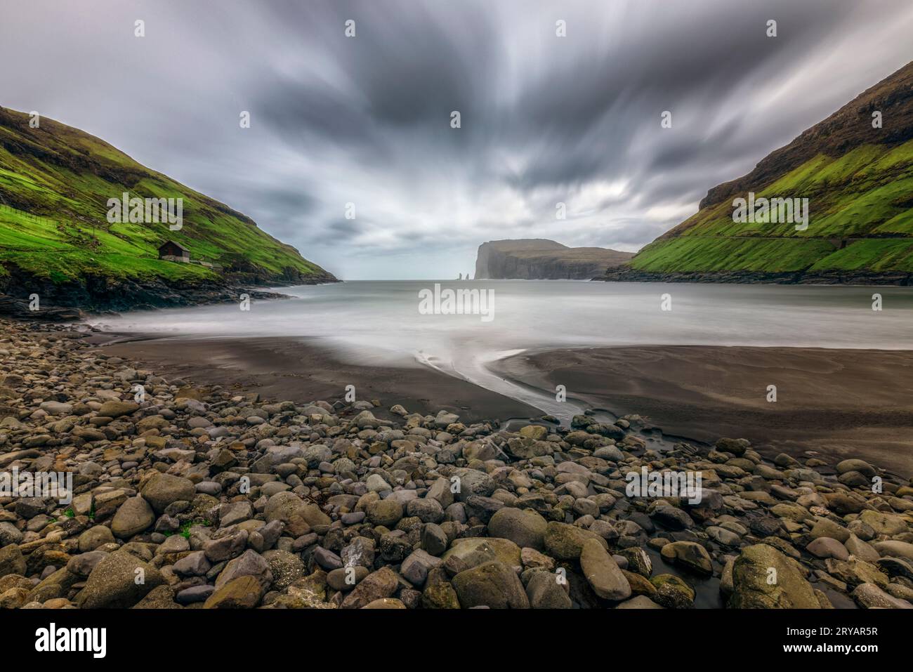 Tjornuvik et la plage de sable noir avec vue sur la mer Stacks Risin et Kellingin sur Streymoy, îles Féroé Banque D'Images