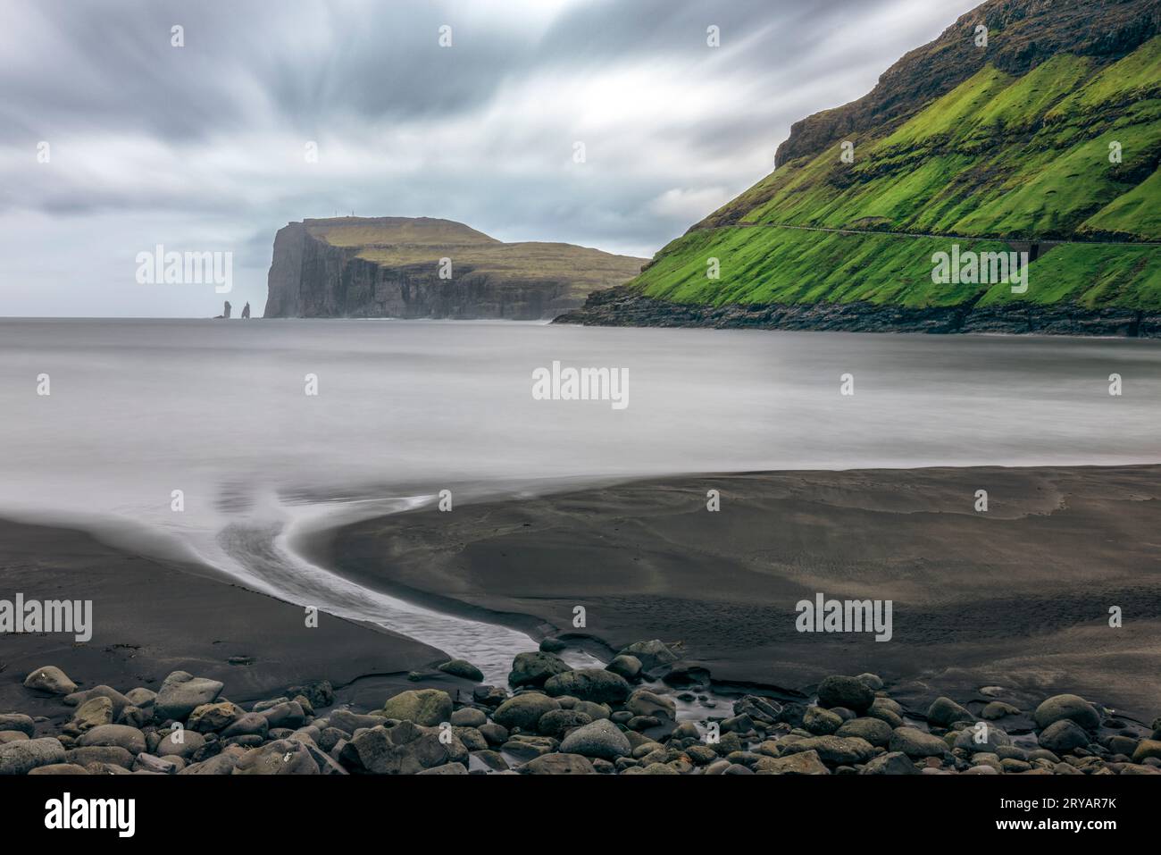 Tjornuvik et la plage de sable noir avec vue sur la mer Stacks Risin et Kellingin sur Streymoy, îles Féroé Banque D'Images