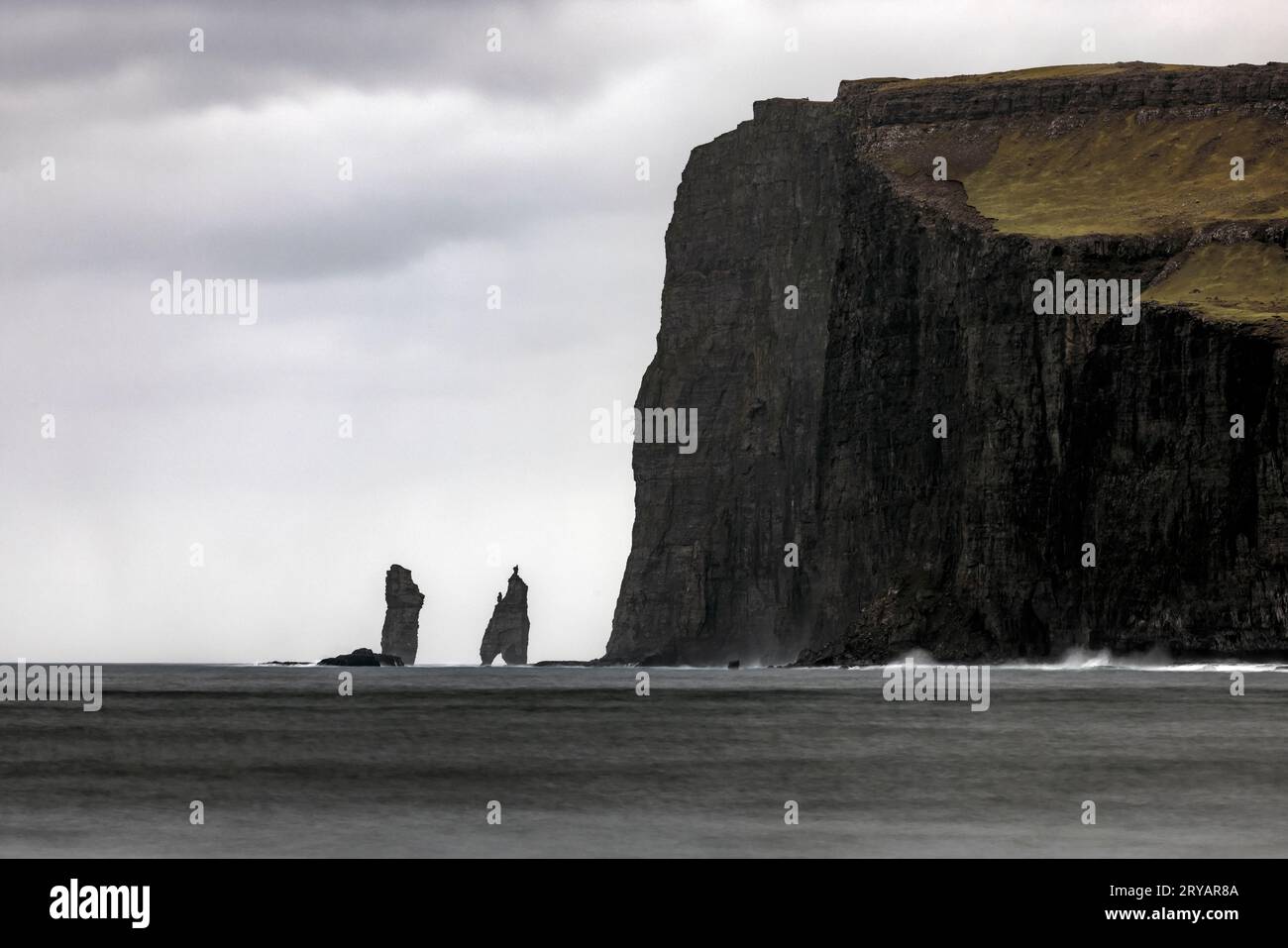 Tjornuvik et la plage de sable noir avec vue sur la mer Stacks Risin et Kellingin sur Streymoy, îles Féroé Banque D'Images
