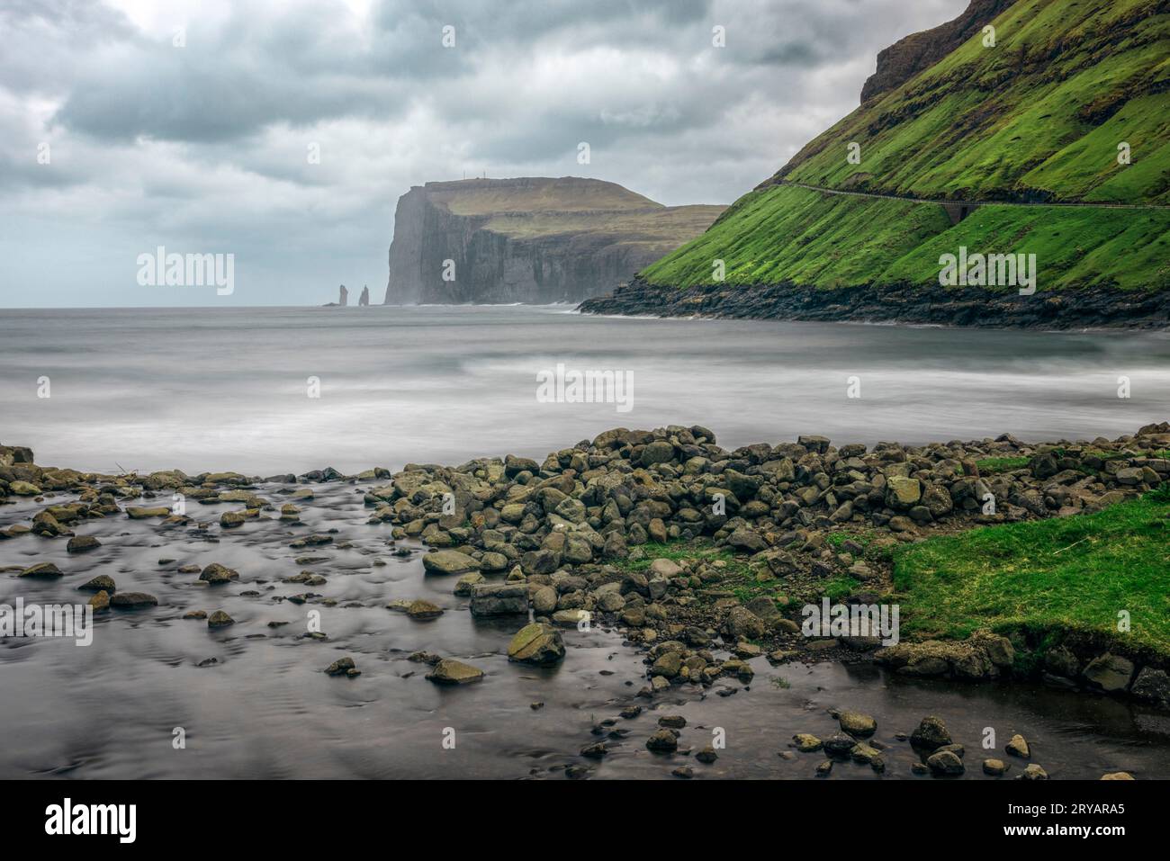 Tjornuvik et la plage de sable noir avec vue sur la mer Stacks Risin et Kellingin sur Streymoy, îles Féroé Banque D'Images