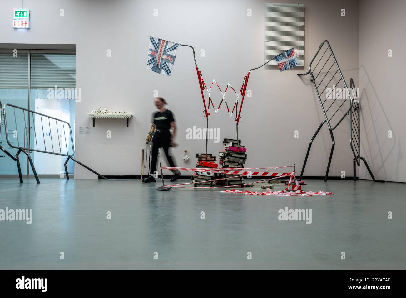 Un visiteur regarde le travail de Jesse Darling avec sa nomination pour cette année Turner Prize à la Towner Gallery, Eastbourne, East Sussex, Royaume-Uni. Banque D'Images