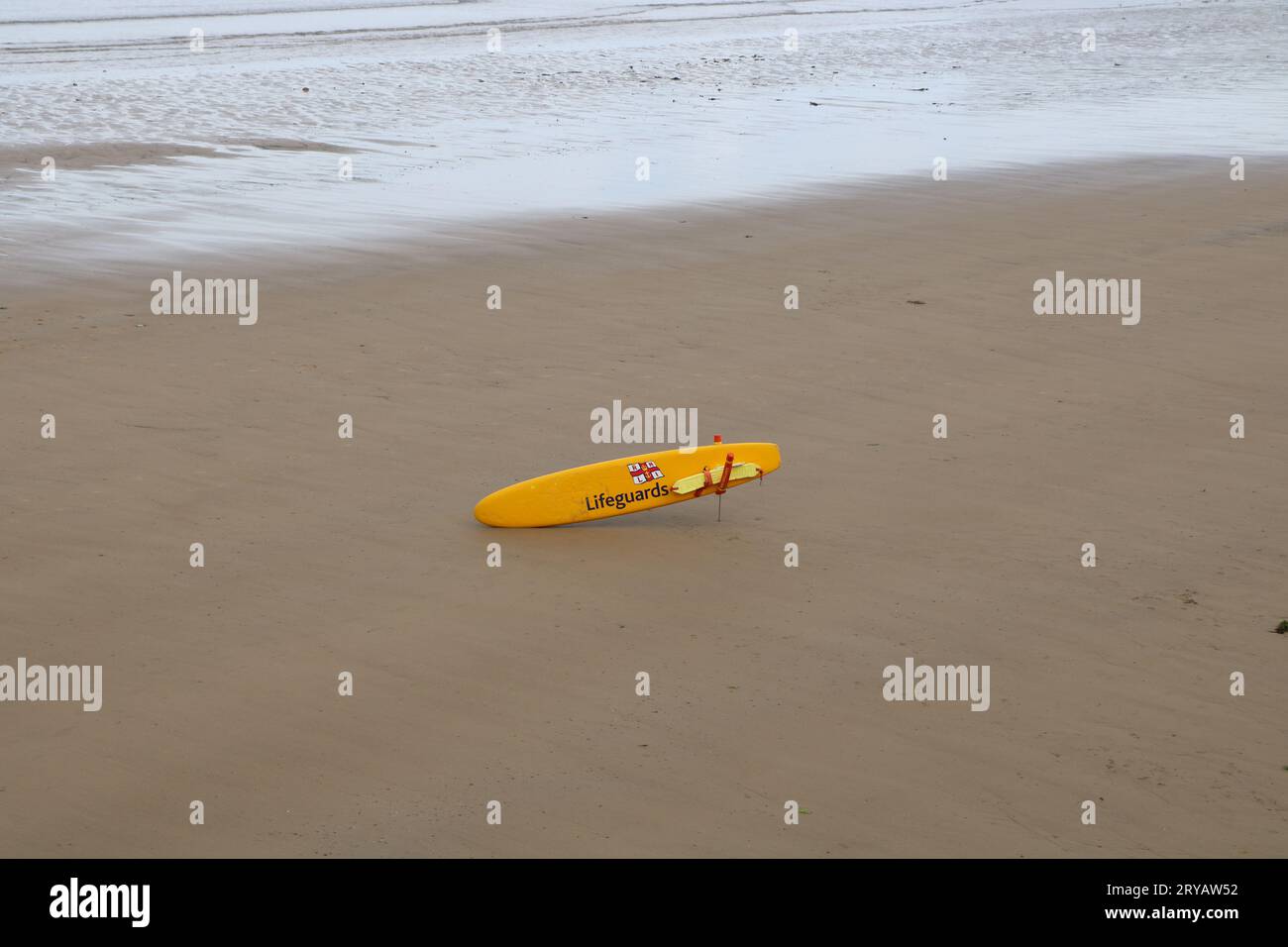 Planche de surf sauveteur sur la plage Empty Beach Surf Board RNLI Banque D'Images