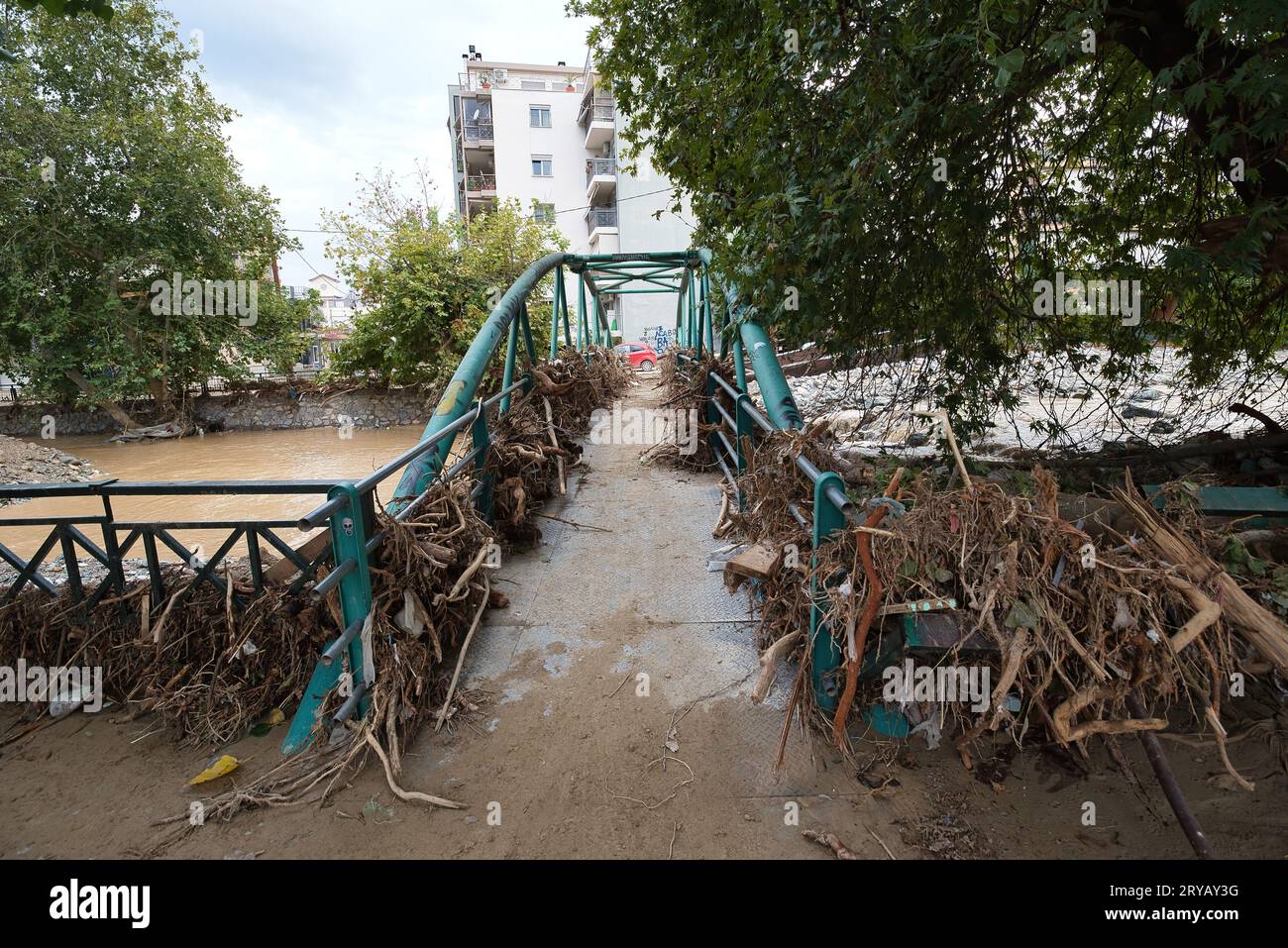 Volos, Grèce, 30 septembre 2023. Tempête catastrophe, Krasidonas torrent plein de boue, de pierres et de troncs d'arbres le lendemain de la catastrophe Banque D'Images