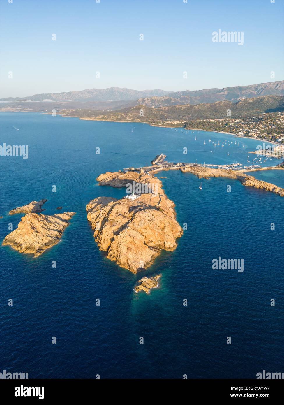 Vue aérienne du phare de la Pietra et de l'île à Ile Rousse en Corse, France Banque D'Images