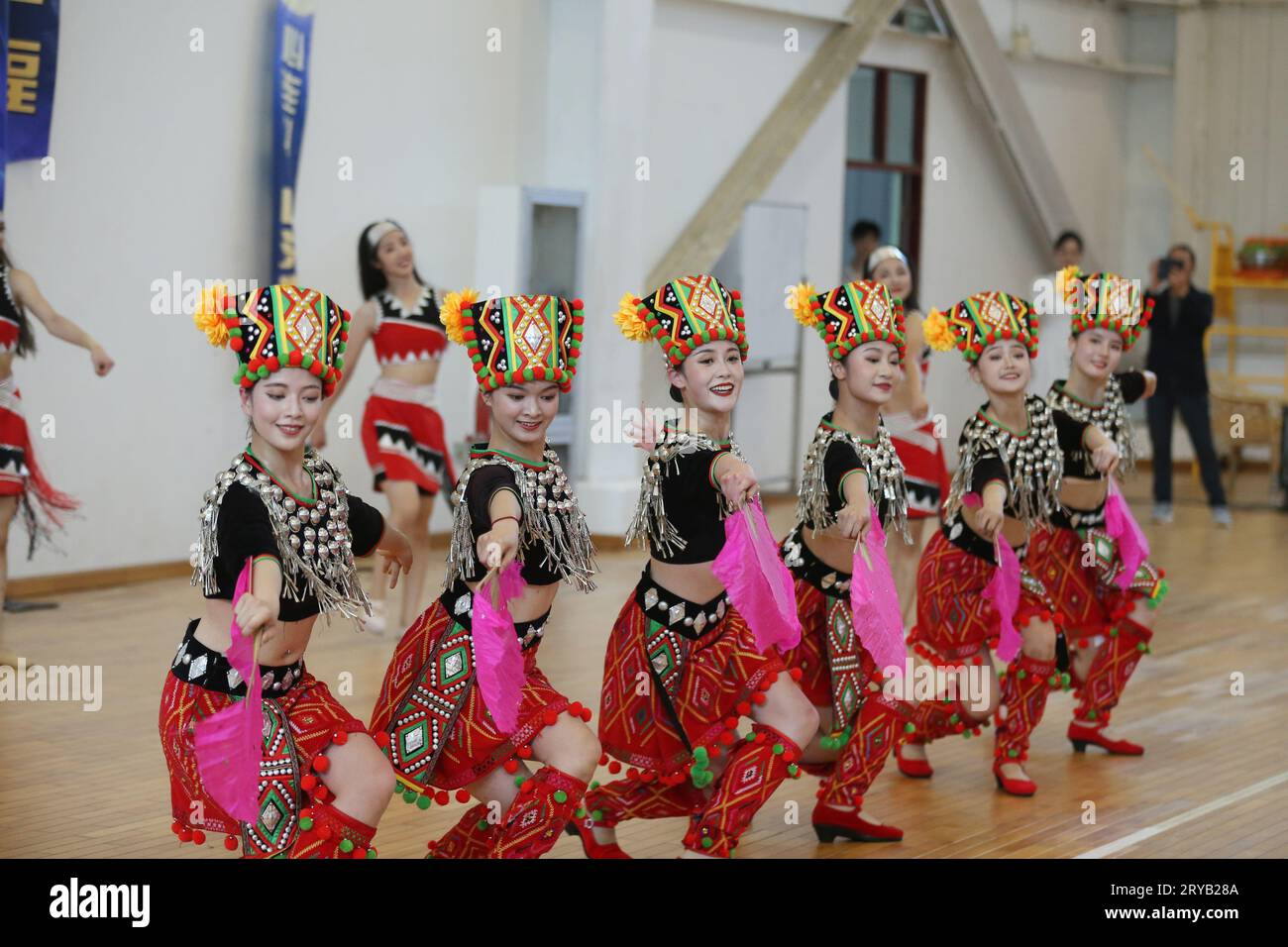(230930) -- ÉTAT DE RAKHINE, 30 septembre 2023 (Xinhua) -- des artistes dansent lors d'une célébration marquant le festival traditionnel chinois de la mi-automne sur Made Island dans l'État de Rakhine, Myanmar, le 29 septembre 2023. Avec les smartphones et les appareils photo tenus en tête lors de la prise de vidéos, les habitants de Made Island au Myanmar ont été captivés par les performances culturelles lors de la célébration du festival de la mi-automne. La célébration vibrante du vendredi est le tout premier festival chinois traditionnel de la mi-automne avec de la musique culturelle et des danses exécutées par des artistes sur l'île, ont déclaré les participants. POUR ALLER AVEC 'Feature : Myanmar's Made Island célèbre M. Banque D'Images
