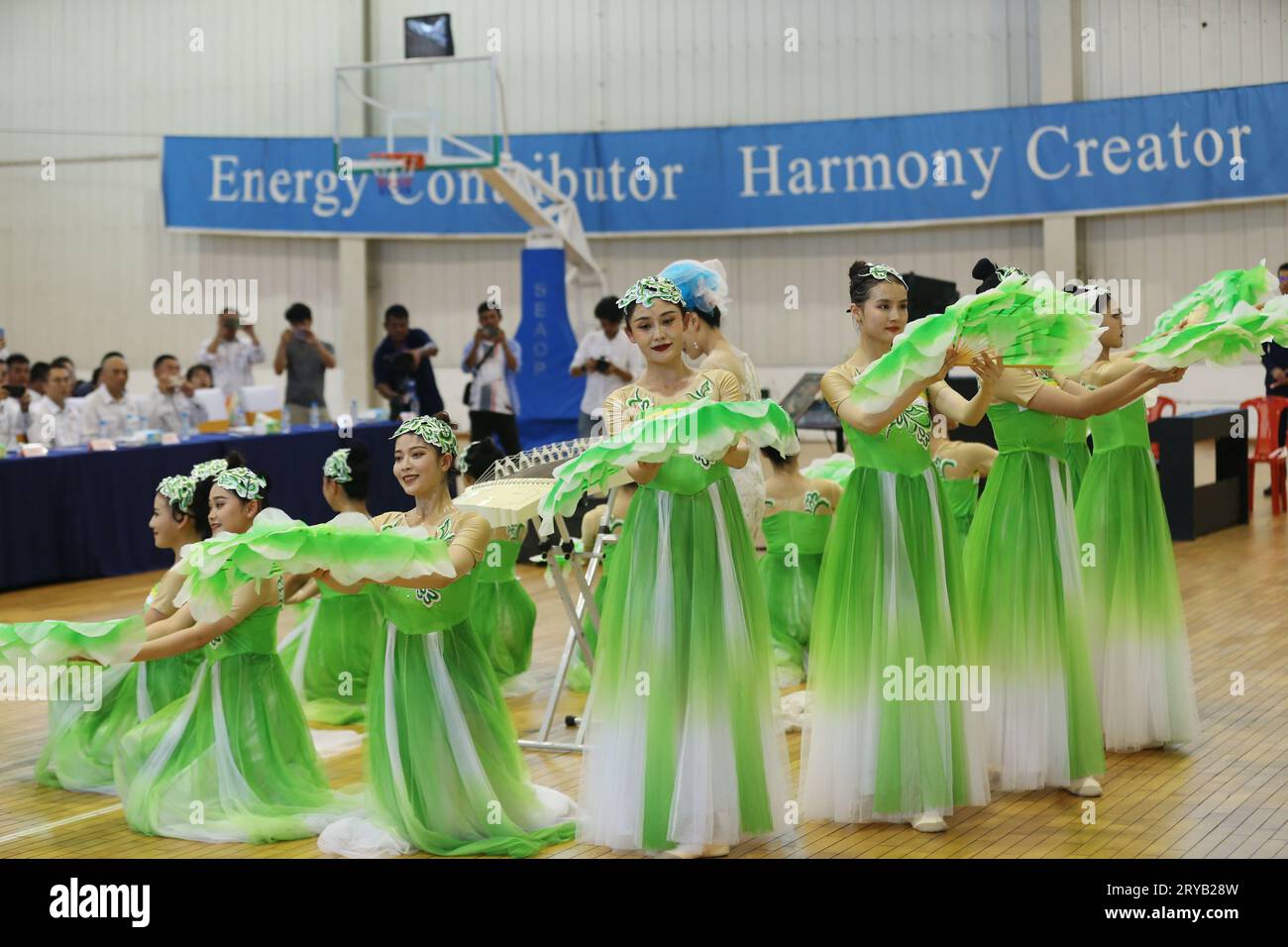 (230930) -- ÉTAT DE RAKHINE, 30 septembre 2023 (Xinhua) -- des artistes dansent lors d'une célébration marquant le festival traditionnel chinois de la mi-automne sur Made Island dans l'État de Rakhine, Myanmar, le 29 septembre 2023. Avec les smartphones et les appareils photo tenus en tête lors de la prise de vidéos, les habitants de Made Island au Myanmar ont été captivés par les performances culturelles lors de la célébration du festival de la mi-automne. La célébration vibrante du vendredi est le tout premier festival chinois traditionnel de la mi-automne avec de la musique culturelle et des danses exécutées par des artistes sur l'île, ont déclaré les participants. POUR ALLER AVEC 'Feature : Myanmar's Made Island célèbre M. Banque D'Images