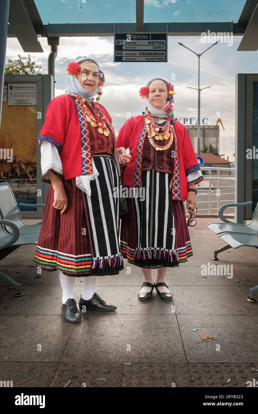 Femmes en tenue folklorique bulgare traditionnelle Banque D'Images