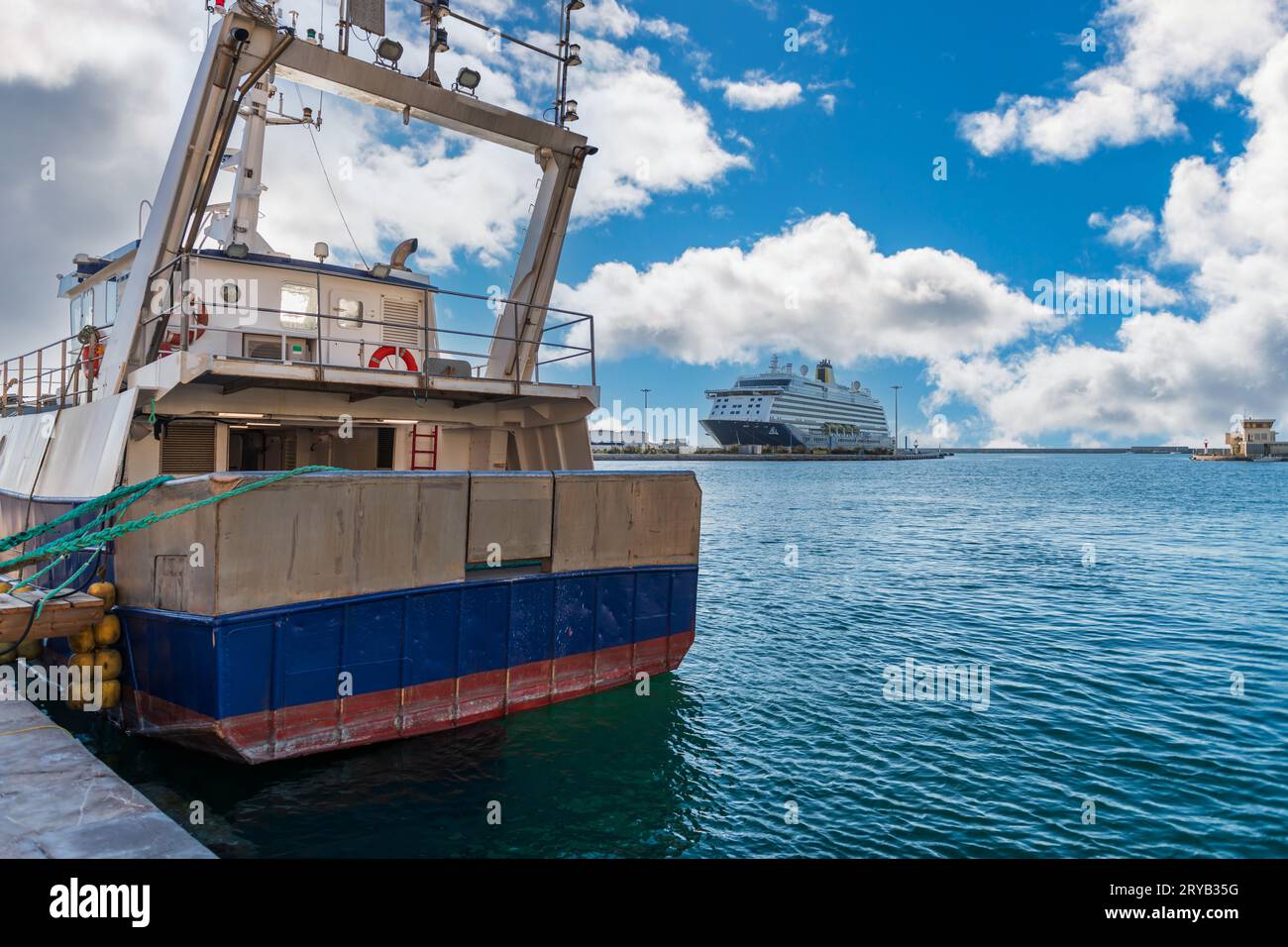 Un bateau de croisière amarré et un chalutier au premier plan, dans le port de Sète, France Banque D'Images