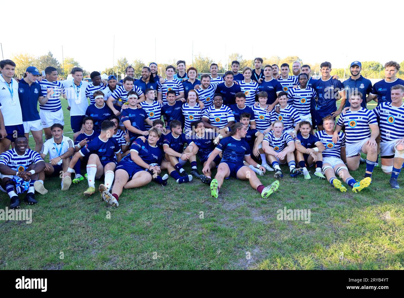 Pessac, France. 28 septembre 2023. En marge de la coupe du monde de Rugby 2023, le World University Rugby Invitational Tournament (Wurit) 2023 s’est déroulé près de Bordeaux. L'équipe universitaire masculine de rugby du Cap en Afrique du Sud (à rayures bleues et blanches) remporte le World University Rugby Invitational Tournament (WURIT). L'équipe universitaire masculine de rugby du Cap en Afrique du Sud (à rayures bleues et blanches) remporte le World University Rugby Invitational Tournament (Wurit) contre l'équipe française de l'Université Banque D'Images