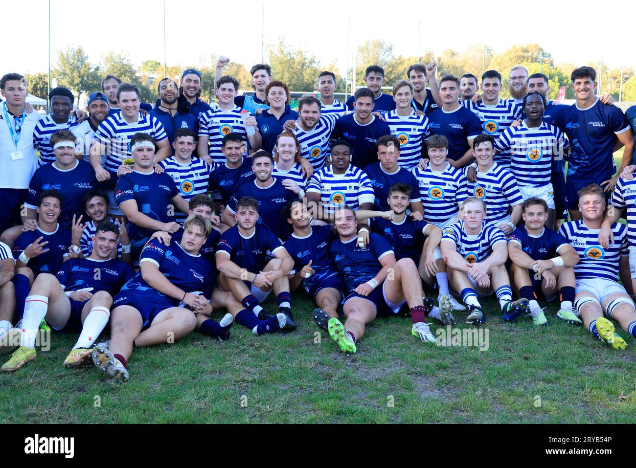 Pessac, France. 28 septembre 2023. En marge de la coupe du monde de Rugby 2023, le World University Rugby Invitational Tournament (Wurit) 2023 s’est déroulé près de Bordeaux. L'équipe universitaire masculine de rugby du Cap en Afrique du Sud (à rayures bleues et blanches) remporte le World University Rugby Invitational Tournament (WURIT). L'équipe universitaire masculine de rugby du Cap en Afrique du Sud (à rayures bleues et blanches) remporte le World University Rugby Invitational Tournament (Wurit) contre l'équipe française de l'Université Banque D'Images