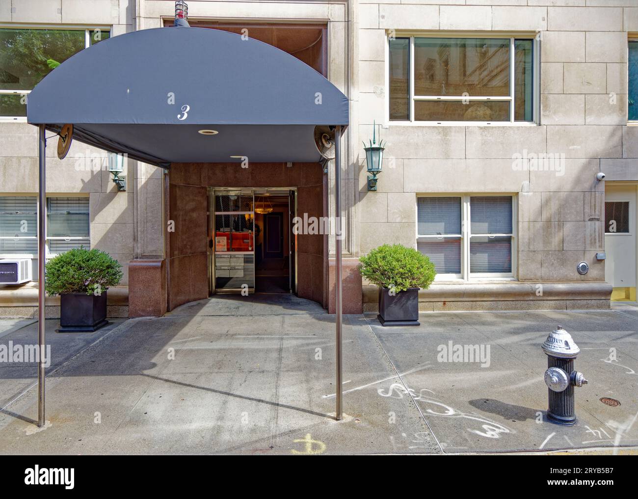 Conçu par Emery Roth, le 3 East 71st Street à Lenox Hill a été construit en 1944 dans un style moderne avec très peu d'ornementation ; c'est maintenant un bâtiment coopératif. Banque D'Images