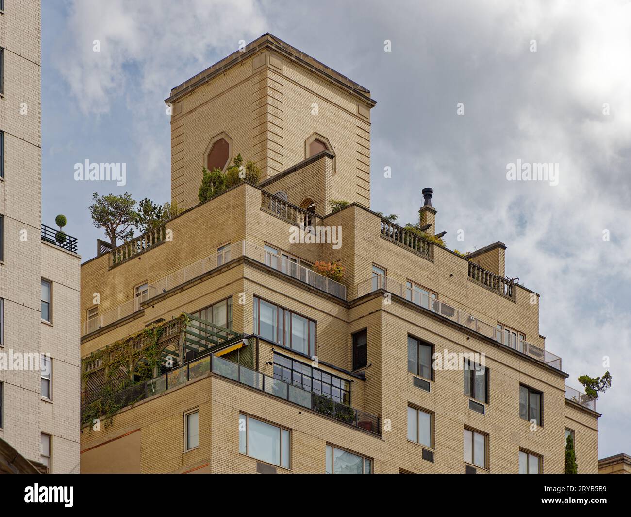 Conçu par Emery Roth, le 3 East 71st Street à Lenox Hill a été construit en 1944 dans un style moderne avec très peu d'ornementation ; c'est maintenant un bâtiment coopératif. Banque D'Images