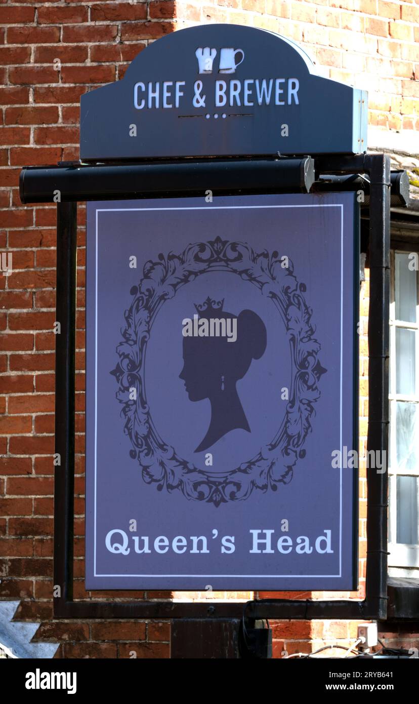 Enseigne de pub traditionnelle suspendue au restaurant Queen's Head - une maison publique Chef & Brewer - Burley, New Forest, Ringwood, Hampshire, Angleterre, ROYAUME-UNI Banque D'Images