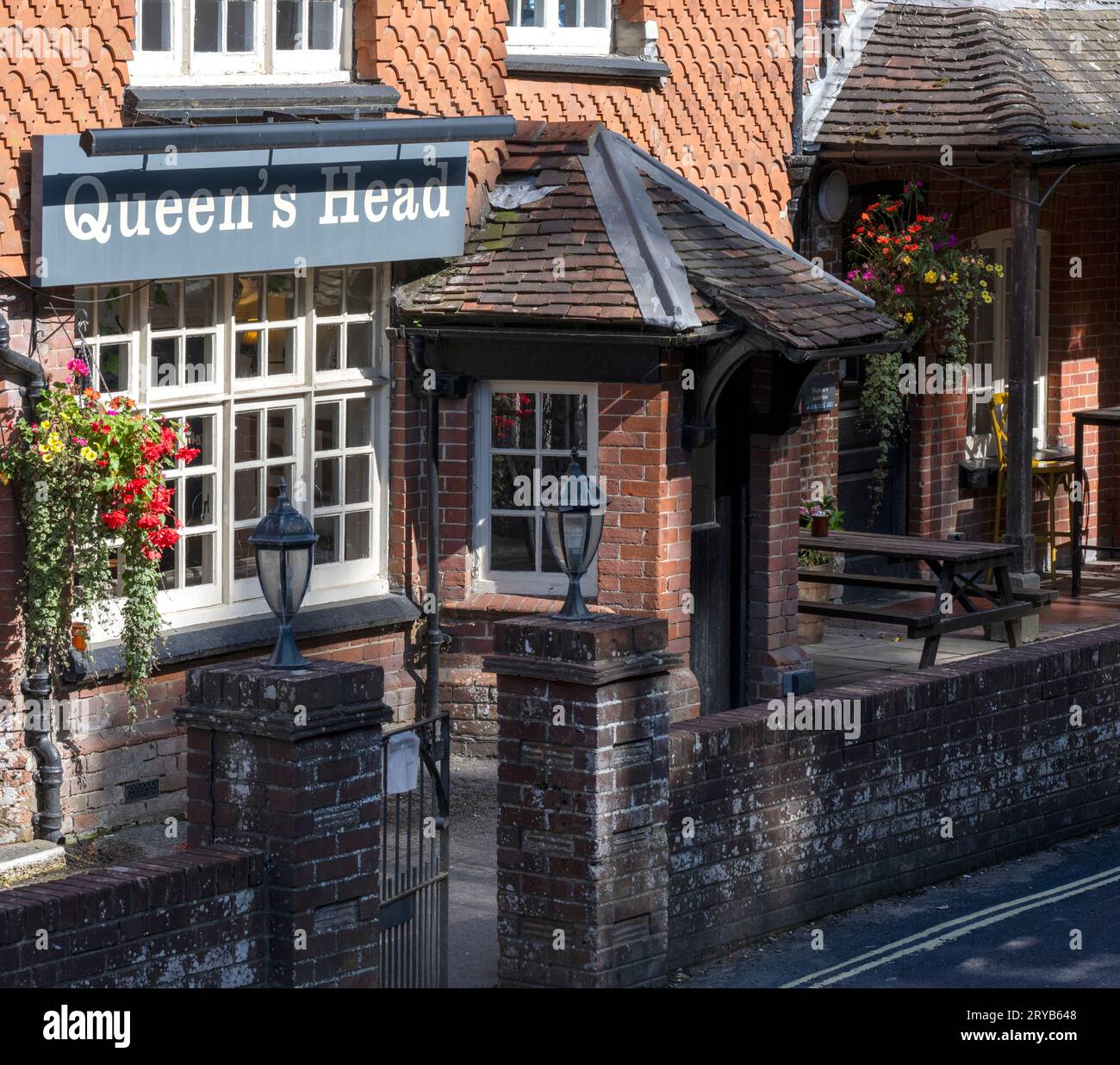 Queen's Head Restaurant - un chef et brasseur maison publique - The Cross, burley, New Forest, Ringwood, Hampshire, Angleterre, Royaume-Uni Banque D'Images