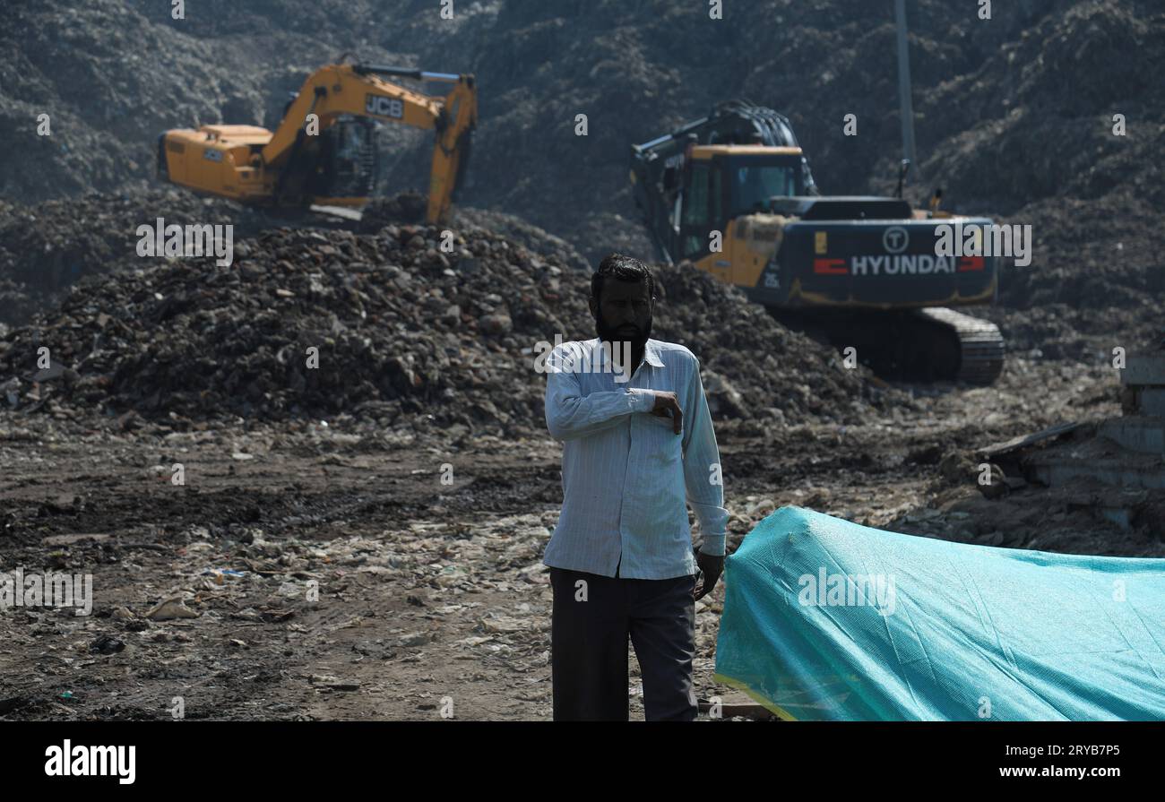 New Delhi, Inde. 30 septembre 2023. Un homme vu à la décharge de Bhalswa à New Delhi. La décharge de Bhalswa est une décharge de déchets surchargée située dans la région du nord-ouest de Delhi. Il mesure plus de 62 mètres (203 pieds) de haut. Le résident local est confronté à la pollution de l'environnement, à des problèmes de santé publique et de sécurité. Crédit : SOPA Images Limited/Alamy Live News Banque D'Images