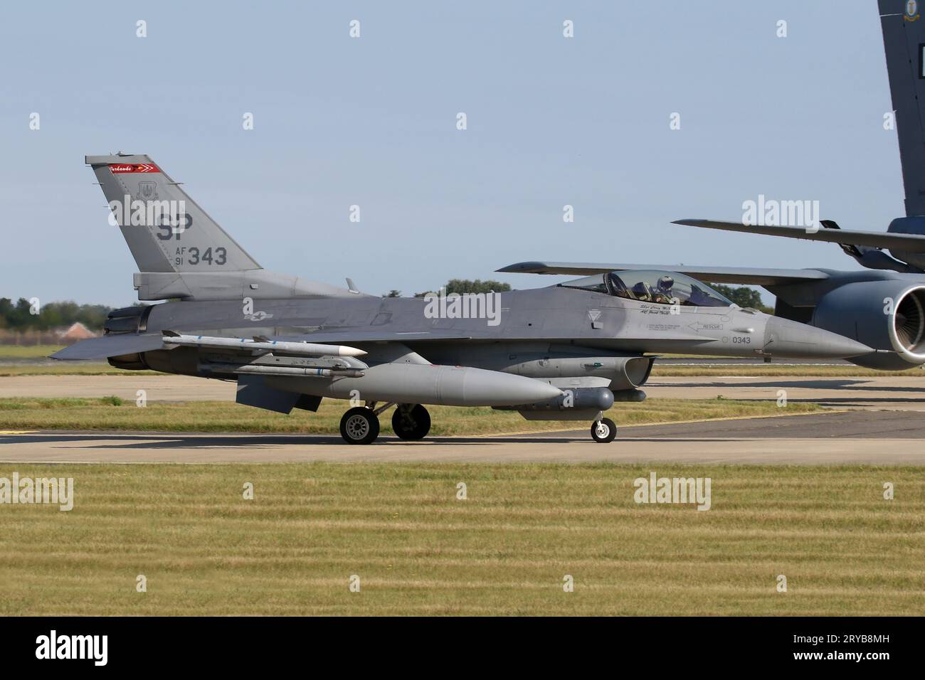 F-16C Fighting Falcon de la 52nd Fighter WiNG à Spangdahlem, Allemagne au roulage à RAF Mildenhall pendant l'exercice Cobra Warrior. Banque D'Images