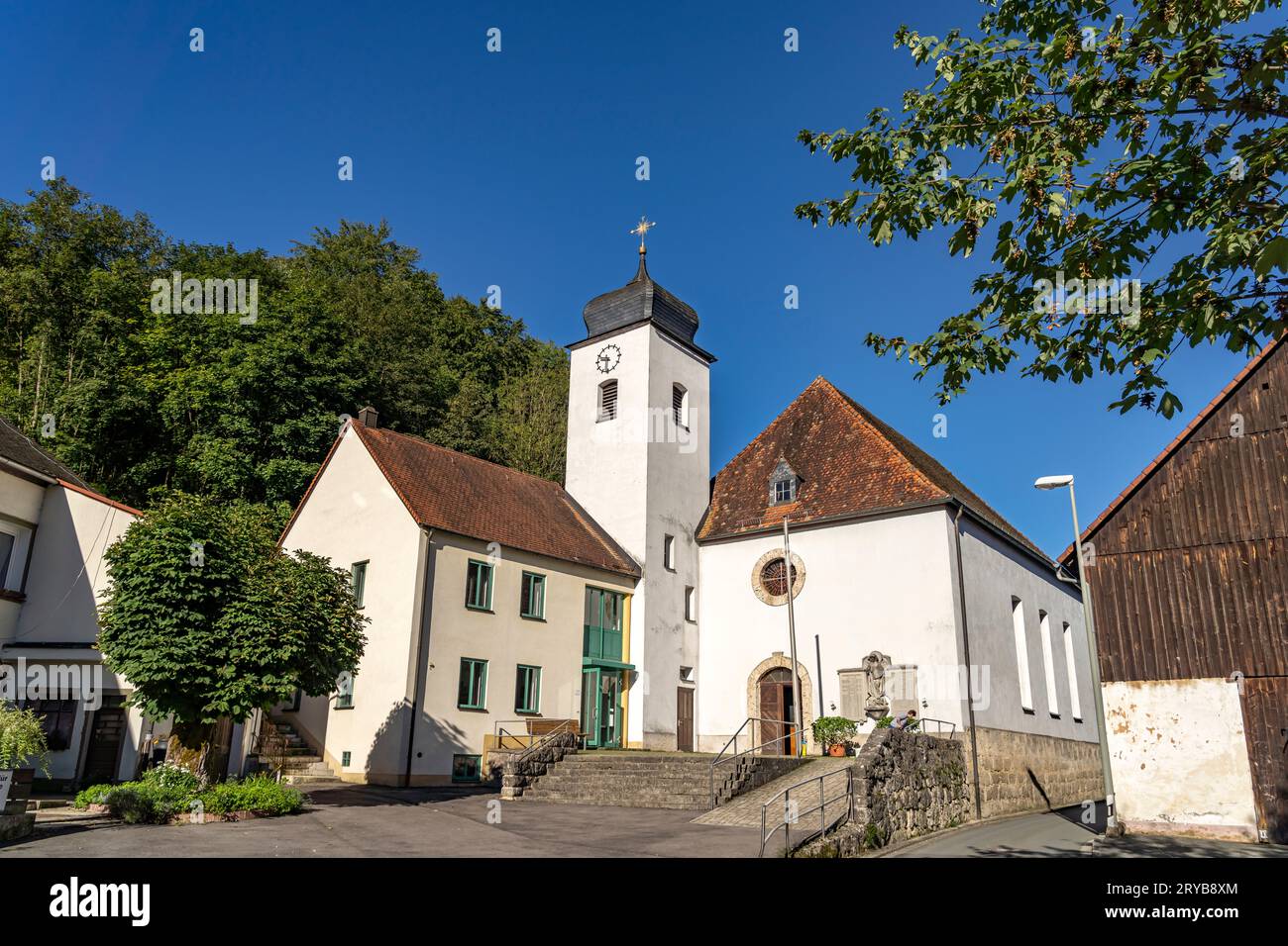 Die katholische Herz-Jesu-Kirche in Tüchersfeld in der Fränkischen Schweiz, Stadt Pottenstein, Bayern, Deutschland Banque D'Images
