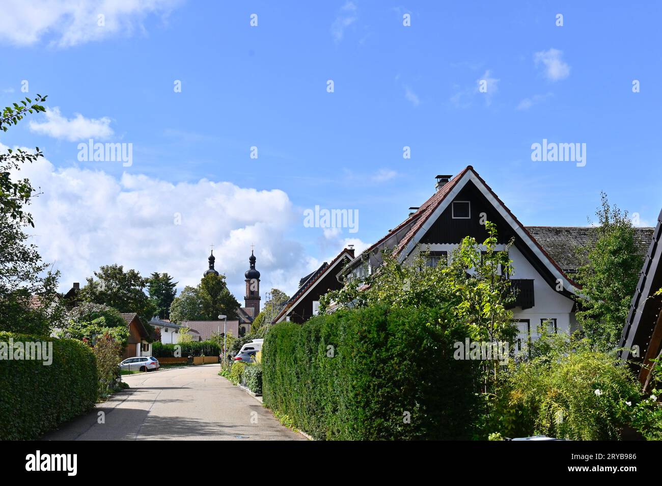 Vue sur le village de Sankt Peter dans la Forêt Noire d'Allemagne, avec les tours caractéristiques de St. Abbaye de Pierre Banque D'Images
