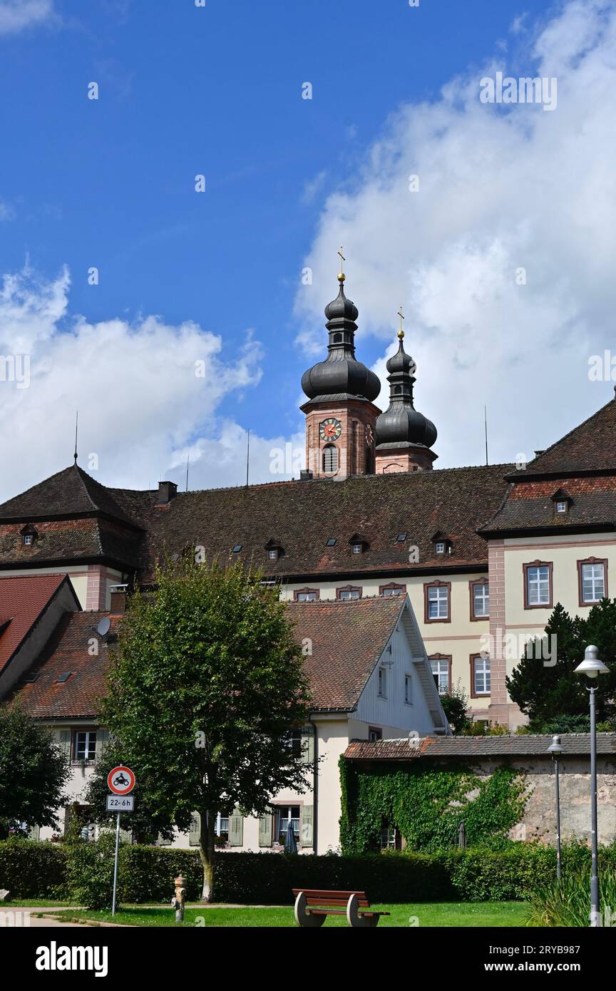 Vue sur le village de Sankt Peter dans la Forêt Noire d'Allemagne, avec les tours caractéristiques de St. Abbaye de Pierre Banque D'Images