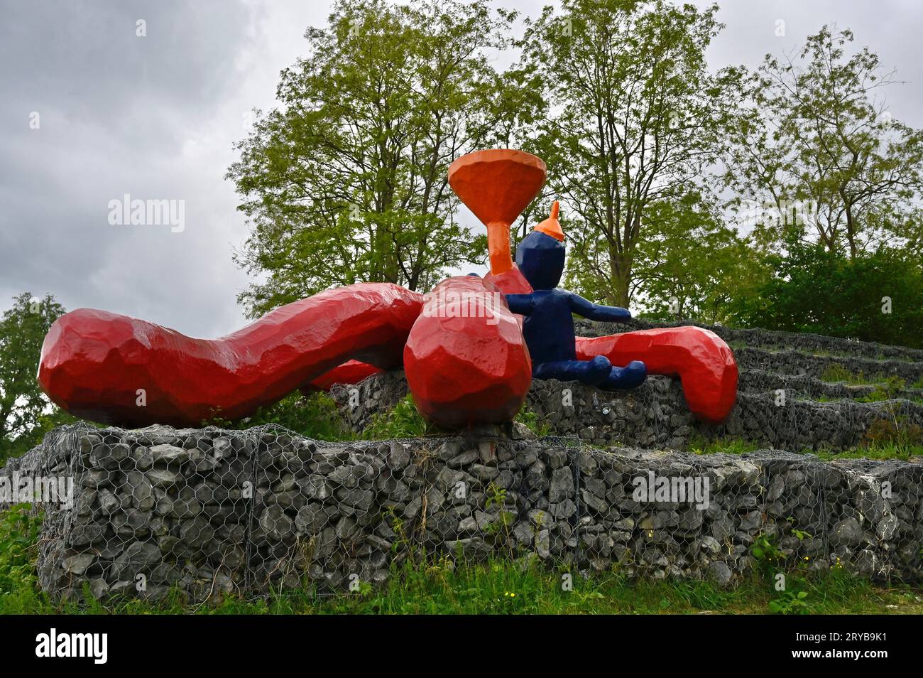 La sculpture 'le grand Funnelman', sur l'épaule de l'autoroute près de la sortie Bavel, a été brièvement rejoint par un petit garçon avec entonnoir sur la tête Banque D'Images