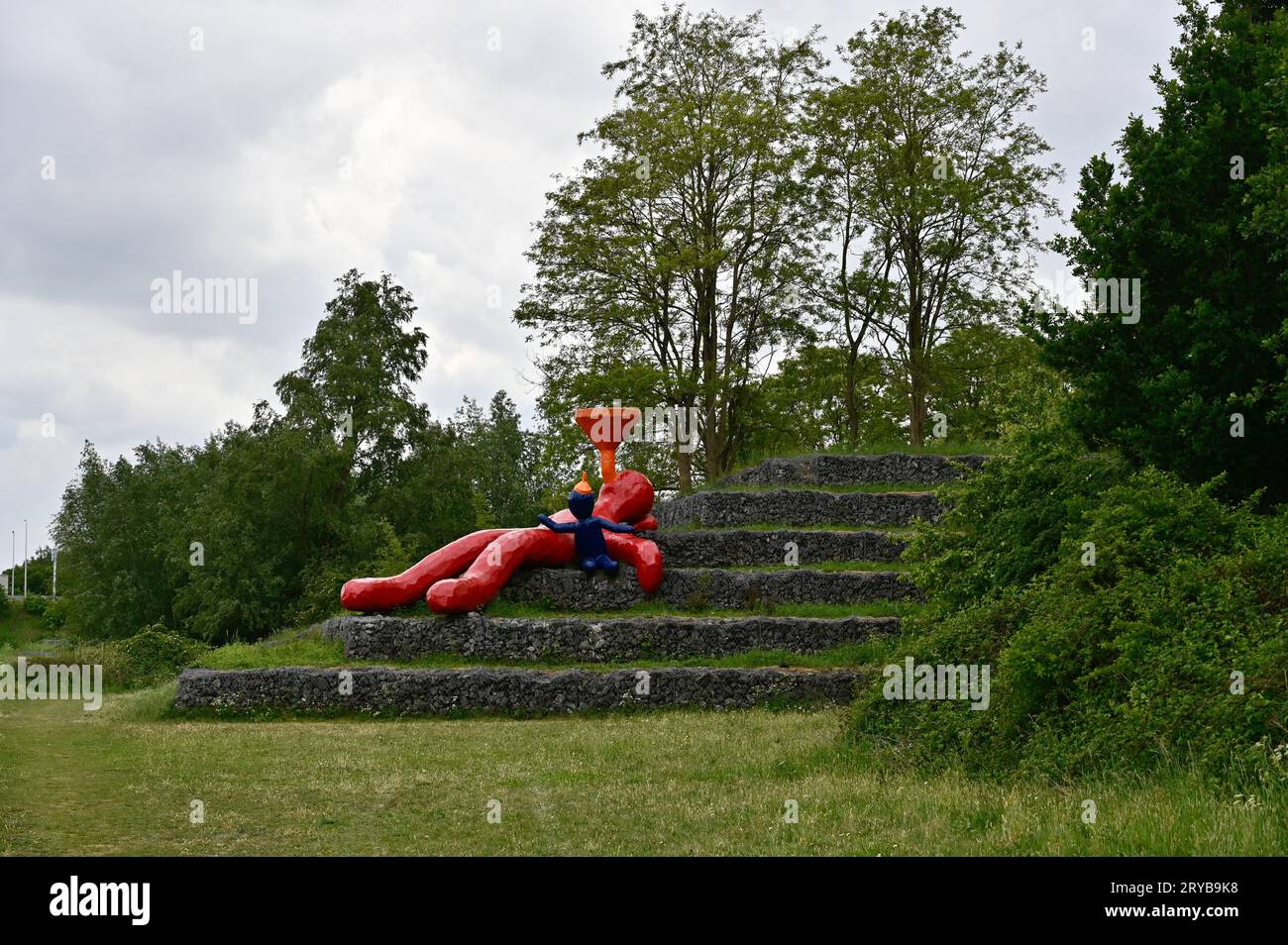 La sculpture 'le grand Funnelman', sur l'épaule de l'autoroute près de la sortie Bavel, a été brièvement rejoint par un petit garçon avec entonnoir sur la tête Banque D'Images