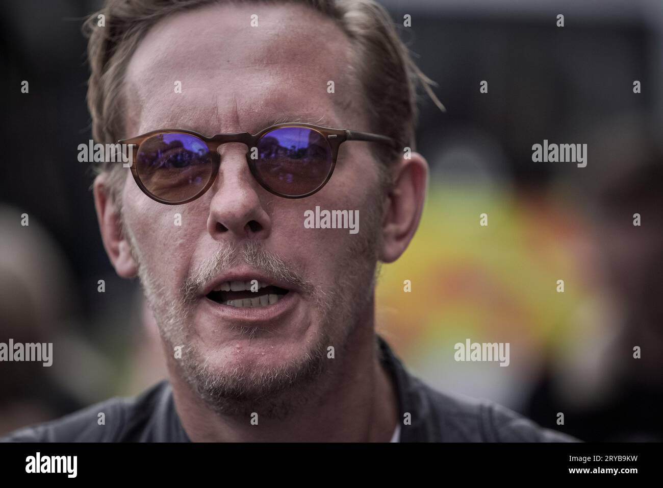 Londres, Royaume-Uni. 30 septembre 2023. Laurence Fox, récemment suspendu par GB News suite aux commentaires d'Ava Evans, rejoint les manifestants anti-trans près du Honor Oak Pub dans le sud-est de Londres pour continuer à exprimer ses préoccupations controversées sur l'événement Drag Queens Story Time. Les manifestations des pubs dégénèrent fréquemment en affrontements violents entre les manifestants d'extrême droite et les partisans de la communauté trans. Crédit : Guy Corbishley/Alamy Live News Banque D'Images