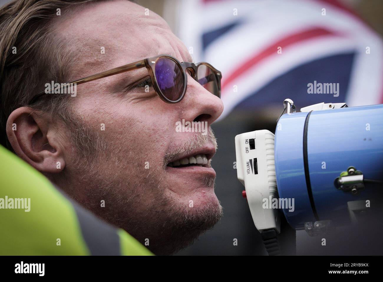 Londres, Royaume-Uni. 30 septembre 2023. Laurence Fox, récemment suspendu par GB News suite aux commentaires d'Ava Evans, rejoint les manifestants anti-trans près du Honor Oak Pub dans le sud-est de Londres pour continuer à exprimer ses préoccupations controversées sur l'événement Drag Queens Story Time. Les manifestations des pubs dégénèrent fréquemment en affrontements violents entre les manifestants d'extrême droite et les partisans de la communauté trans. Crédit : Guy Corbishley/Alamy Live News Banque D'Images