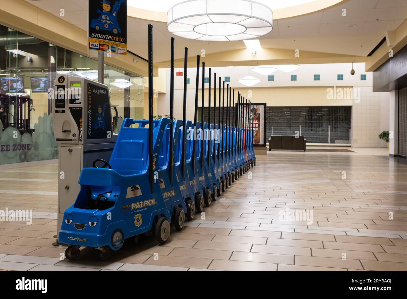 Mall Patrol poussettes à carte intelligente alignées dans un centre commercial principalement déserté à Flint Township Michigan Banque D'Images