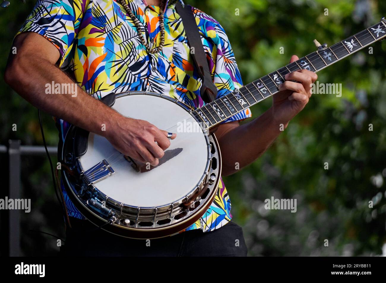 Gros plan d'un musicien jouant un banjo Banque D'Images